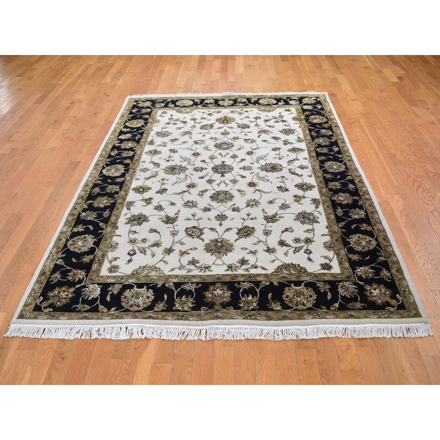 Dies ist eine wirklich echte one-of-a-kind Black Half Wool And Half Silk Rajasthan Hand Knotted Oriental Rug. Es wurde monatelang in der jahrhundertealten persischen Webtechnik von erfahrenen Handwerkern geknüpft.
Primäre MATERIALIEN: Wolle &