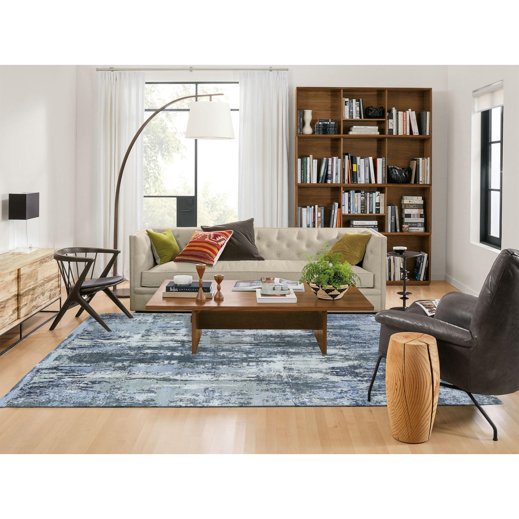 Dies ist eine wirklich echte one-of-a-kind Elfenbein abstrakte Design Denser Weave Wolle mit echter Seide Hi-Low Pile Hand geknüpft orientalischen Teppich. Es wurde monatelang von erfahrenen Handwerkern in der jahrhundertealten persischen Webtechnik