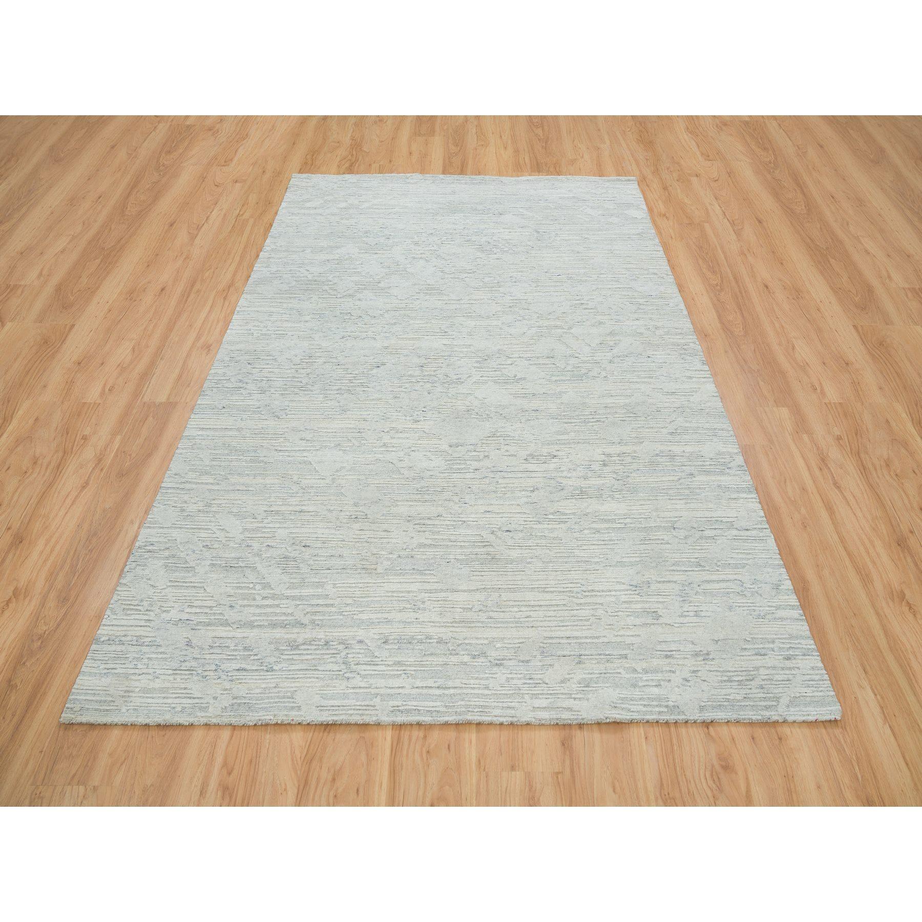 Si tratta di un autentico tappeto orientale moderno e contemporaneo, annodato a mano e filato a mano, in lana.  È stato annodato per mesi e mesi con tecniche di tessitura secolari da esperti artigiani.
Materiali primari: Lana
Lattice: No Pile