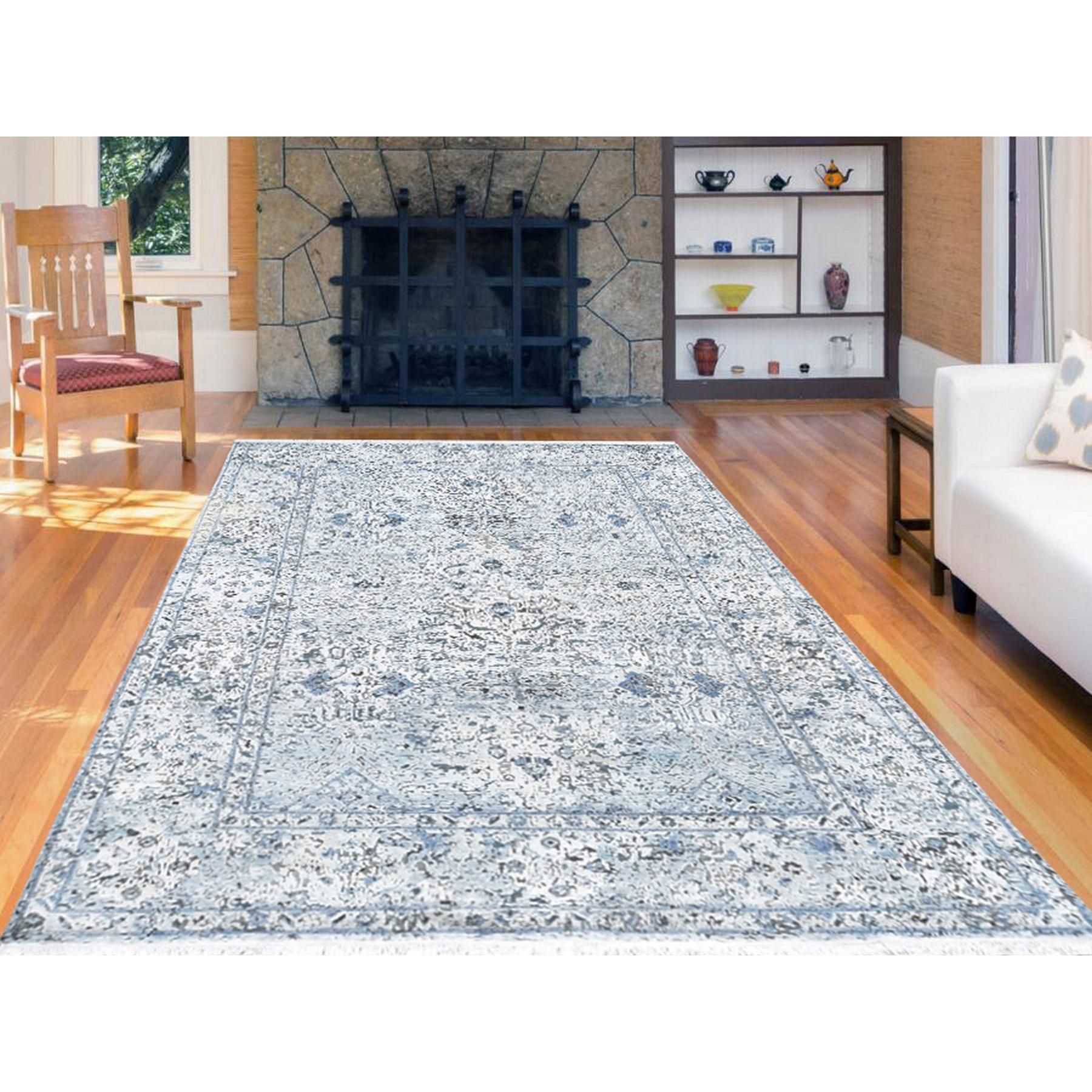 Dies ist ein wirklich echtes Einzelstück Distressed Oushak Pure Silk with Textured Wool Hand Knotted Oriental Rug. Es wurde monatelang von erfahrenen Handwerkern in der jahrhundertealten persischen Webtechnik gewebt.
Primäre MATERIALIEN: Wolle &
