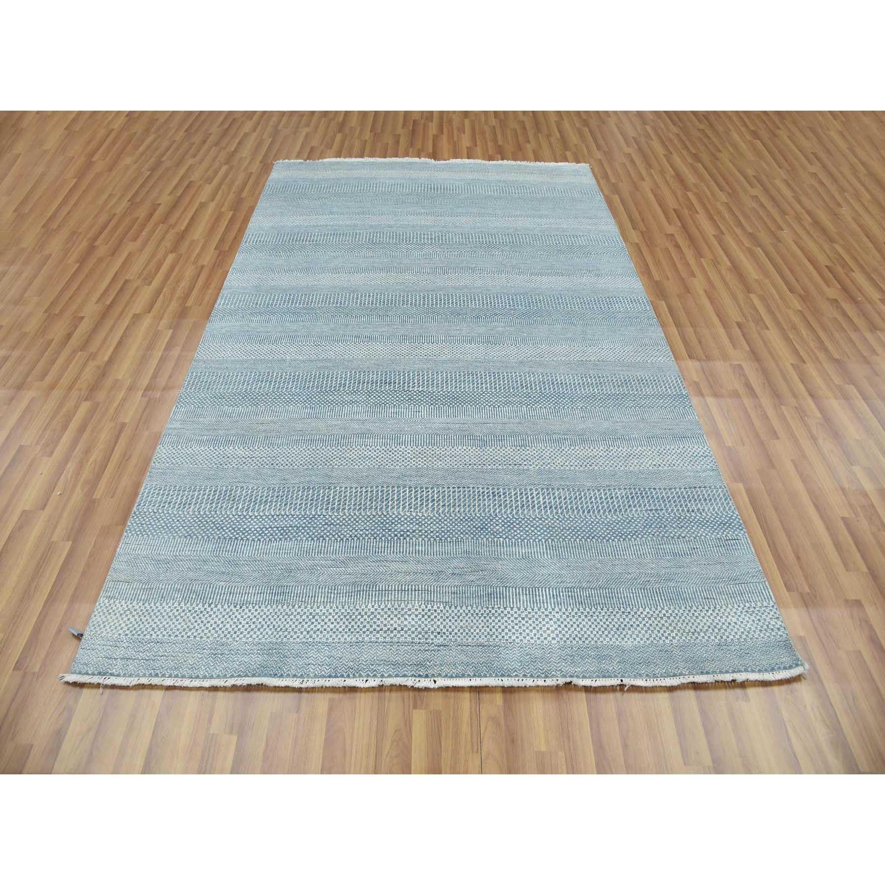 Dies ist eine wirklich echte one-of-a-kind Queen Blue, Grass Design Dense Weave, Tone on Tone Soft Pile, Wolle und Seide handgeknüpft, Orientteppich. Es wurde monatelang in jahrhundertealten Webtechniken von erfahrenen Kunsthandwerkern