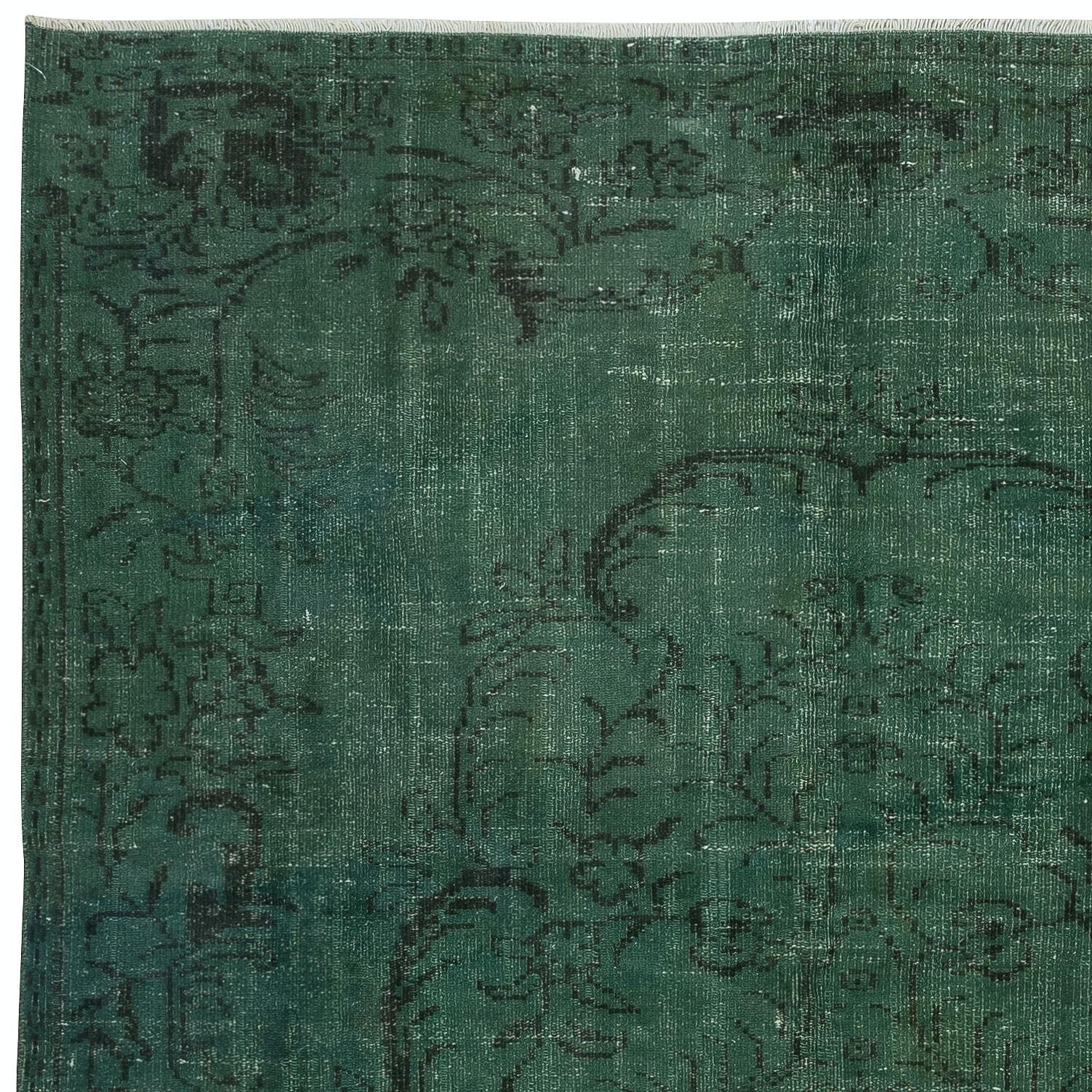 6x9.4 Ft Modern Hand Knotted Turkish Wool Area Rug in Dark Green Color In Good Condition In Spring Valley, NY