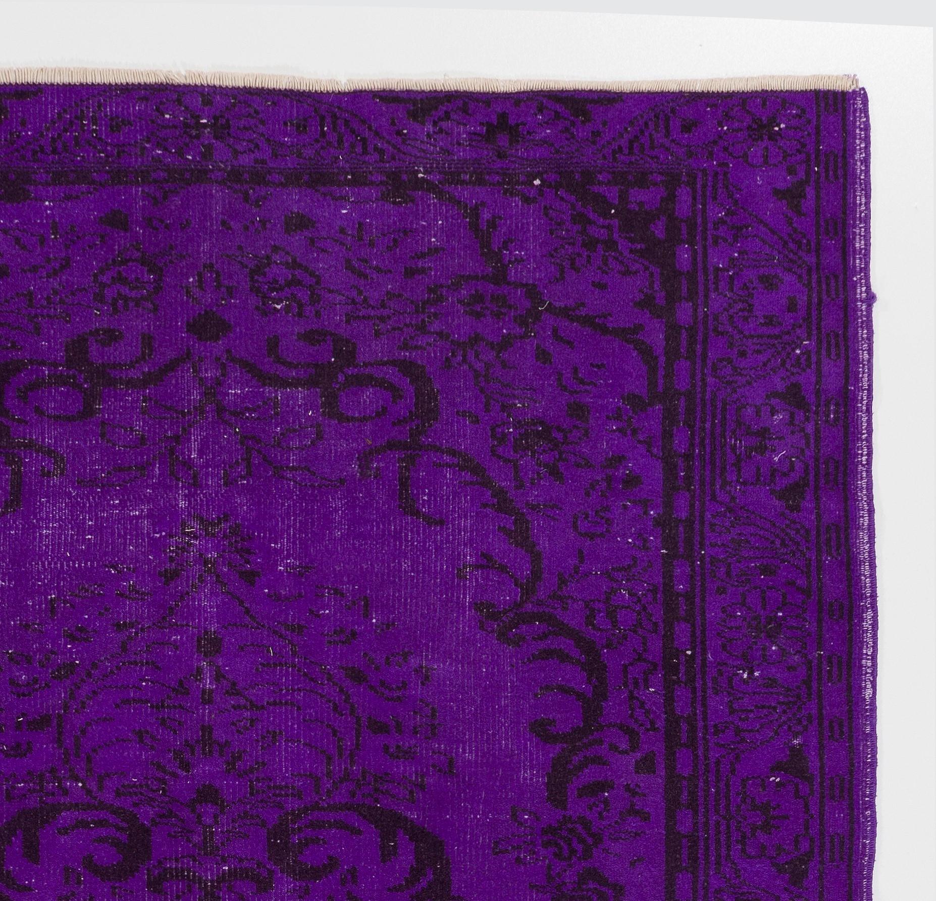 Un tappeto turco vintage floreale tinto di viola per interni contemporanei.
Finemente annodato a mano, con vello basso in lana e base in cotone. Lavaggio professionale.
Robusto e utilizzabile in aree ad alto traffico, è adatto sia per interni