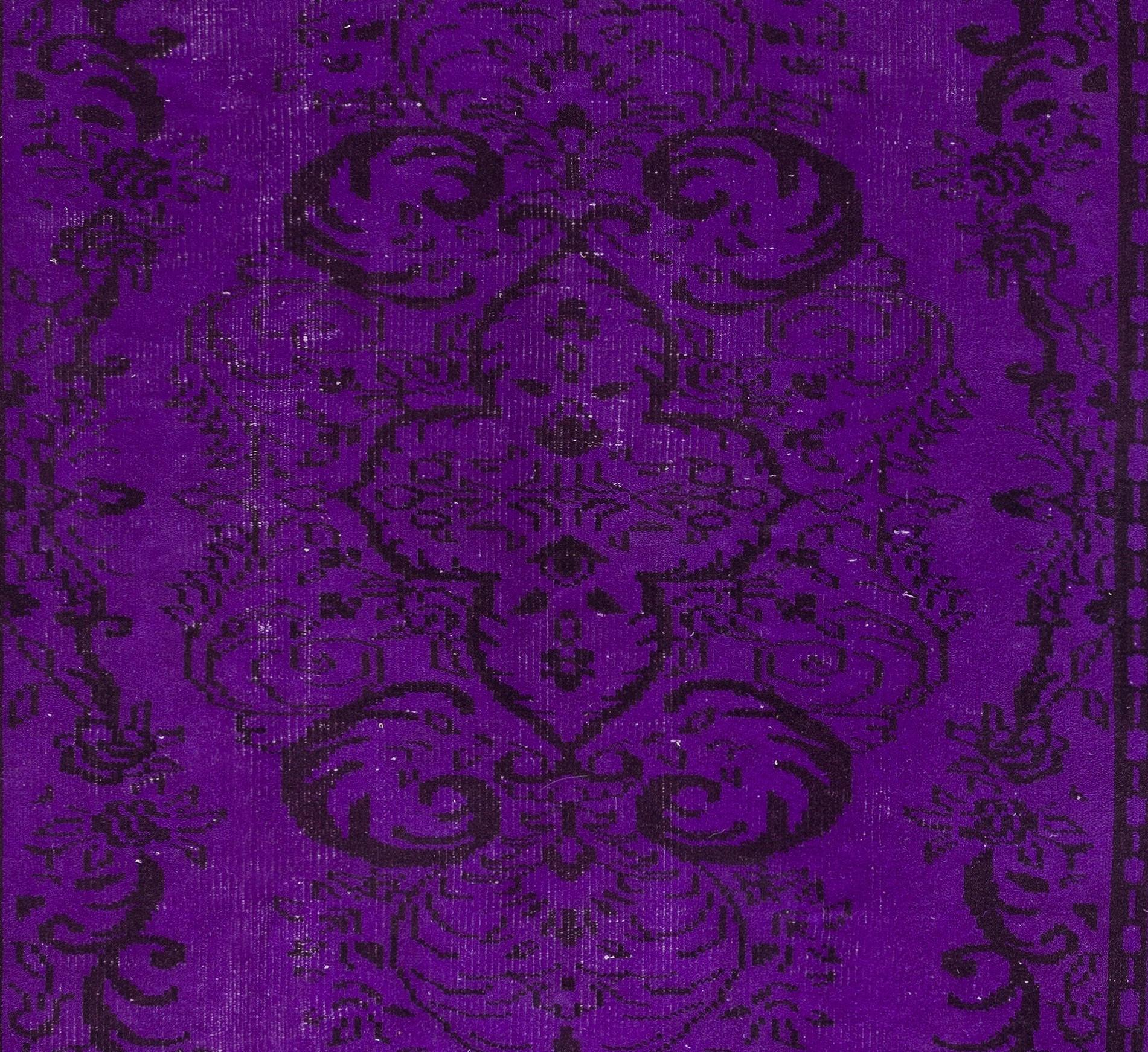 Turco Tappeto vintage fatto a mano 6x9.4 Ft con design a medaglione sovra-tinto in viola