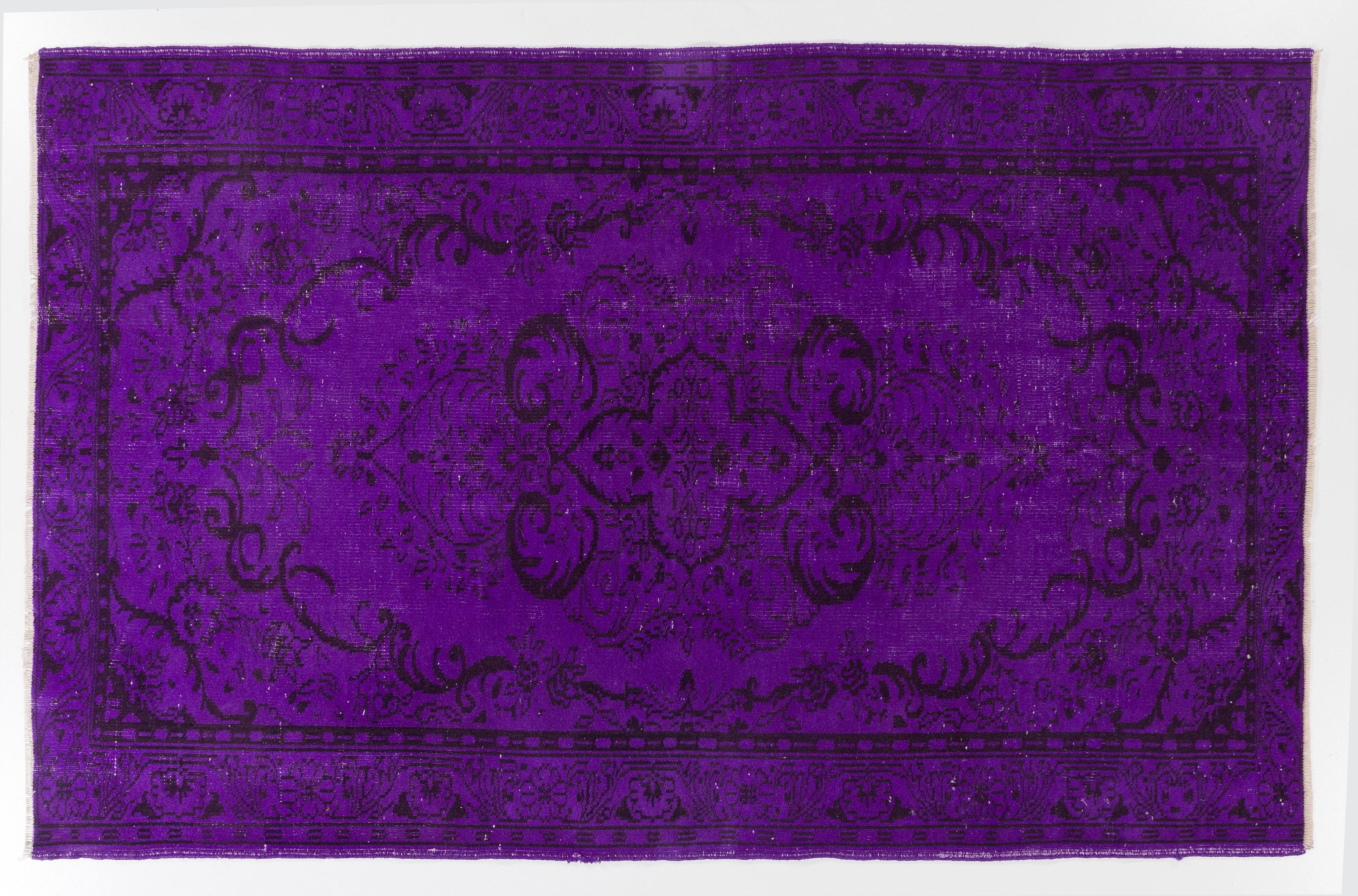 Tappeto vintage fatto a mano 6x9.4 Ft con design a medaglione sovra-tinto in viola In condizioni buone a Spring Valley, NY