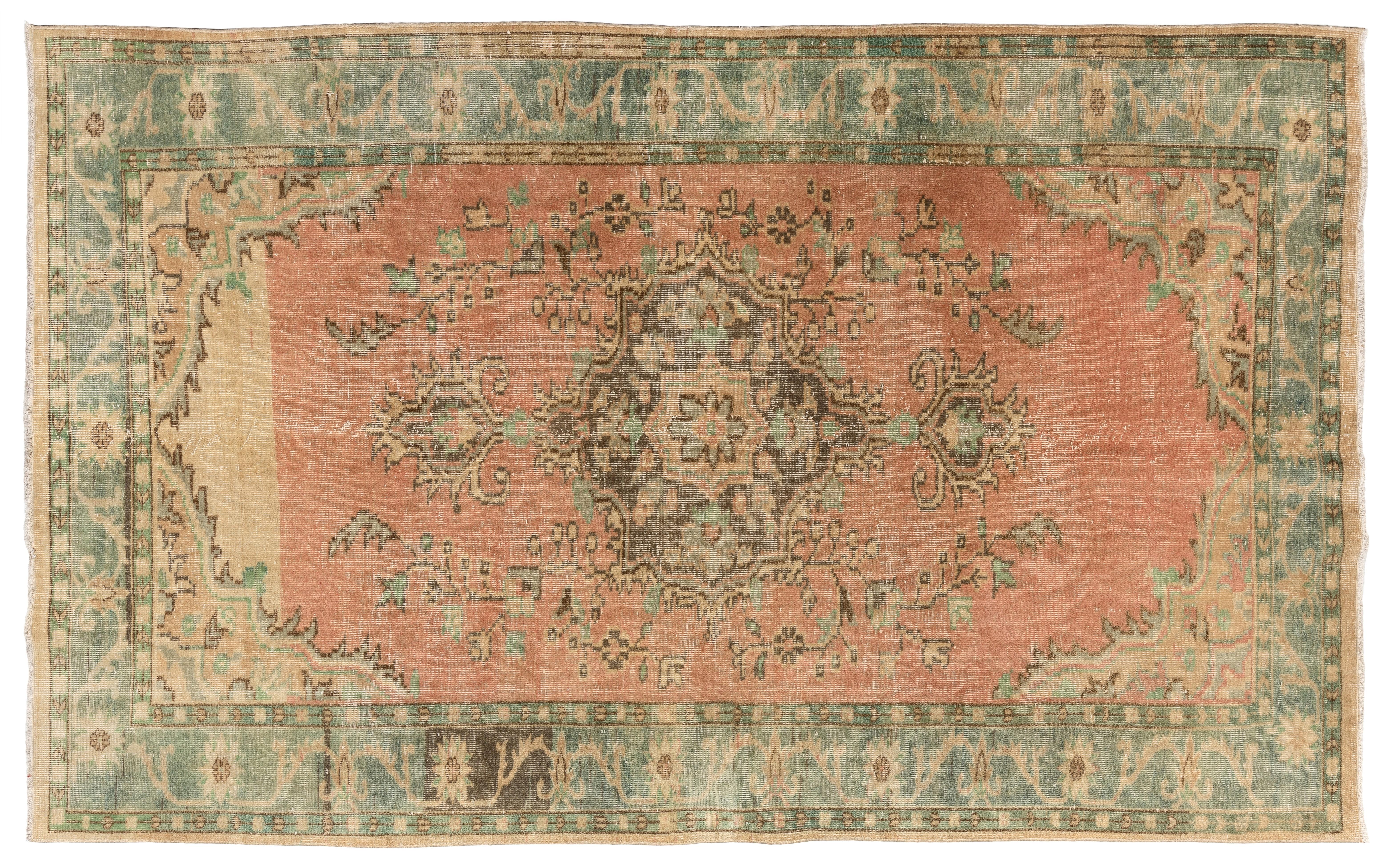 Un tapis turc vintage, finement noué à la main avec des poils de laine bas sur une base de coton. Lavés par des professionnels.
Robuste et pouvant être utilisé sur une zone à fort trafic, il convient aux intérieurs résidentiels et commerciaux. 
 