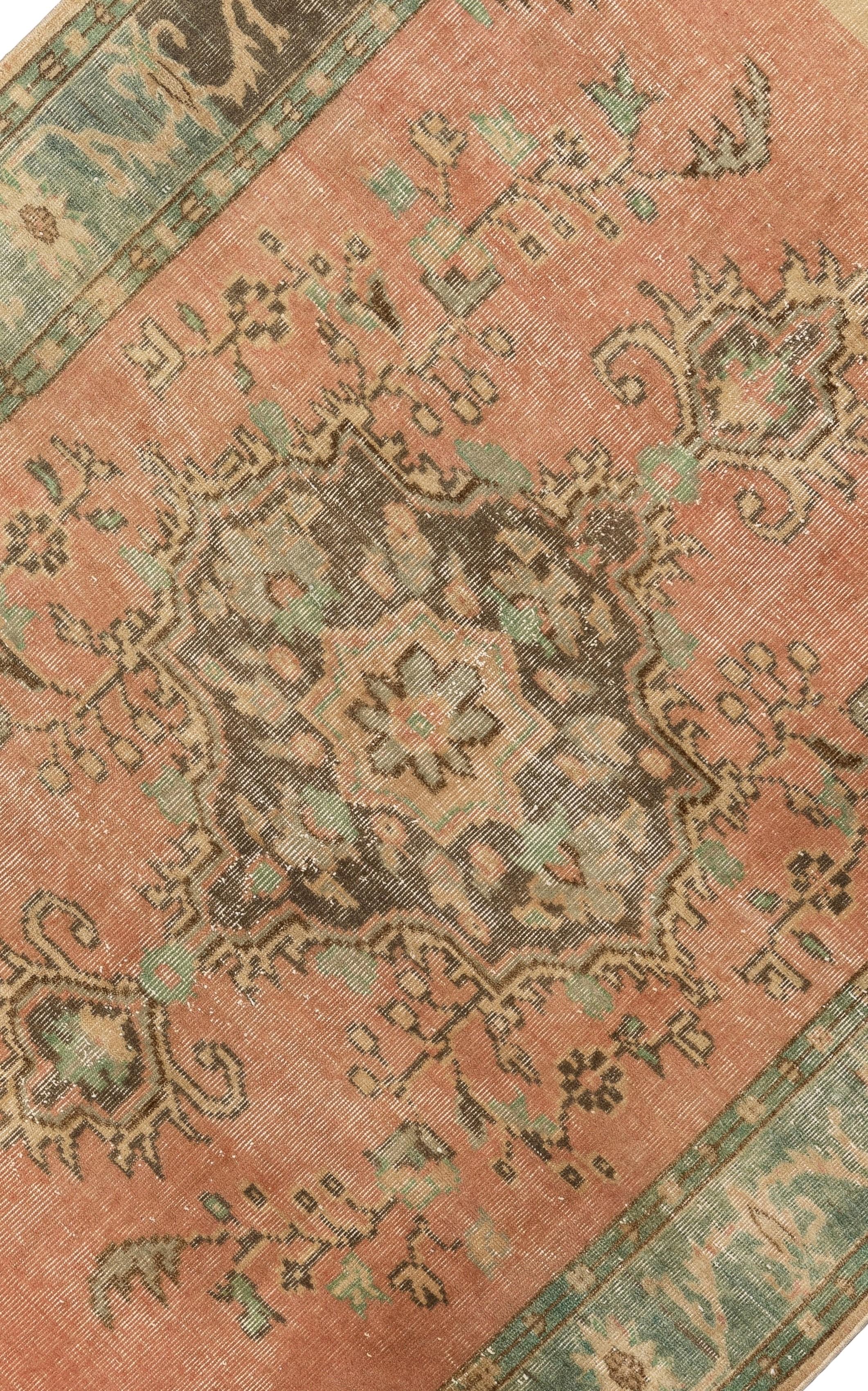 Turc Tapis Oushak médaillon vintage 6x9,4 Ft avec de douces couleurs pêche, vert, sable, marron