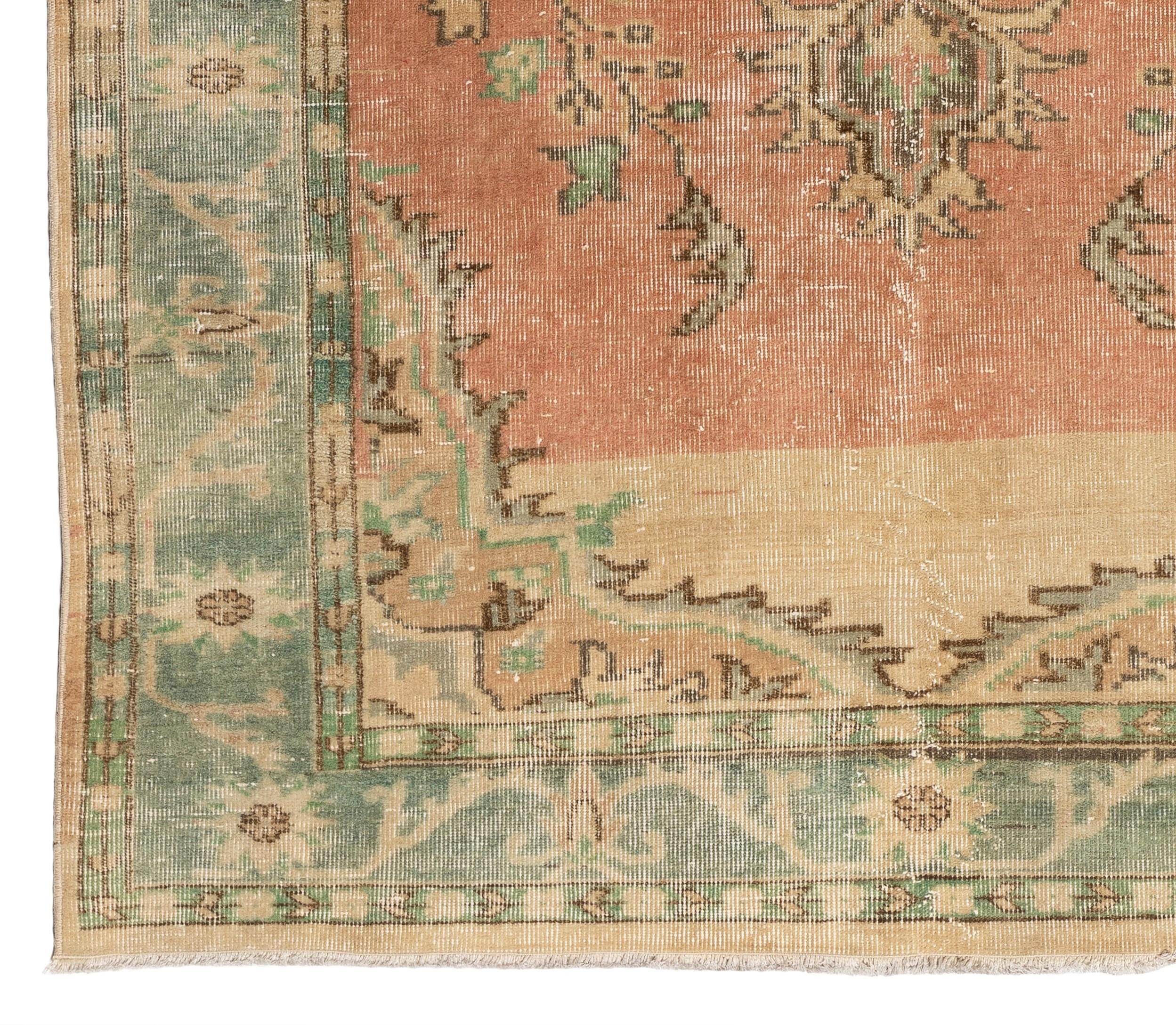 Tissé à la main Tapis Oushak médaillon vintage 6x9,4 Ft avec de douces couleurs pêche, vert, sable, marron