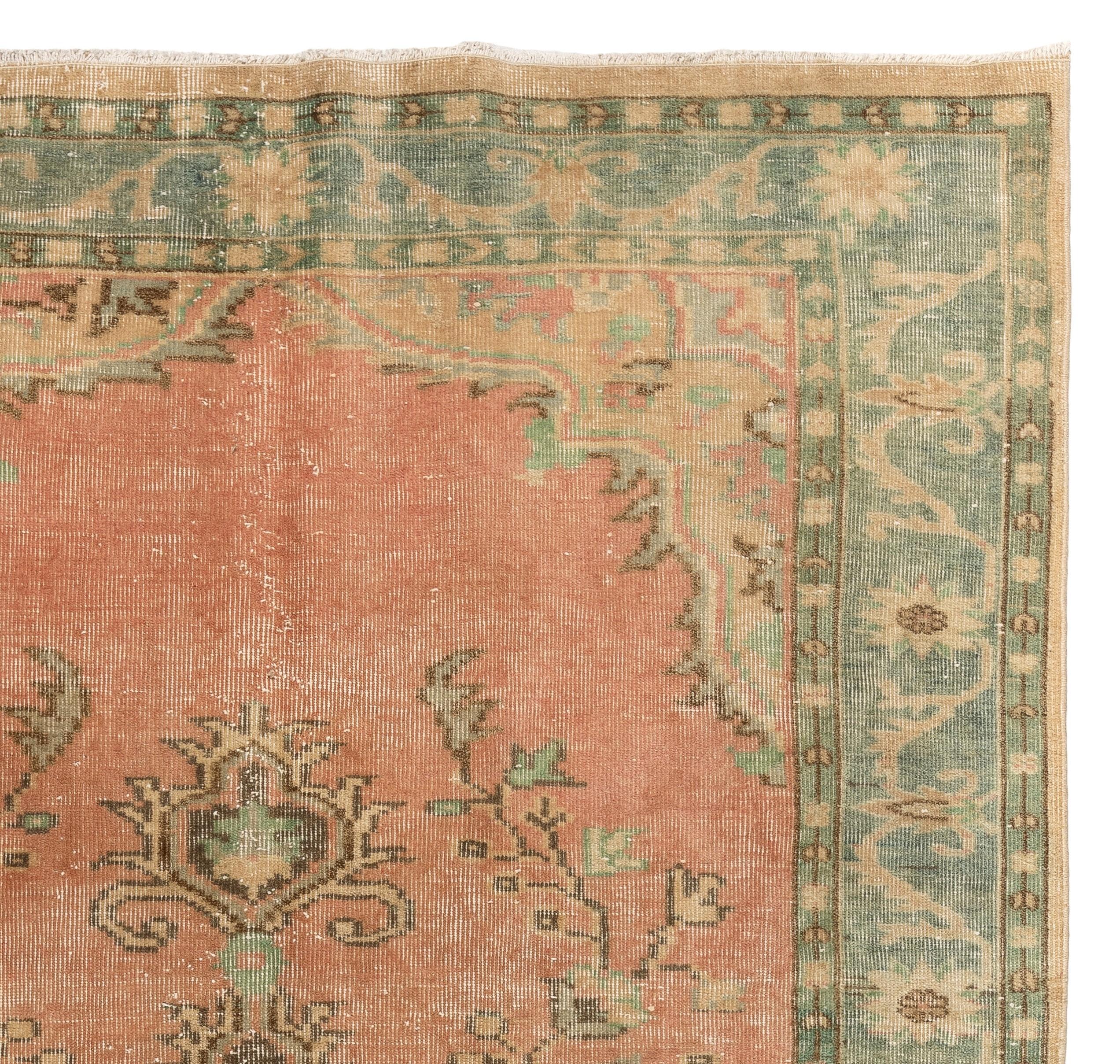 Tapis Oushak médaillon vintage 6x9,4 Ft avec de douces couleurs pêche, vert, sable, marron Bon état à Spring Valley, NY