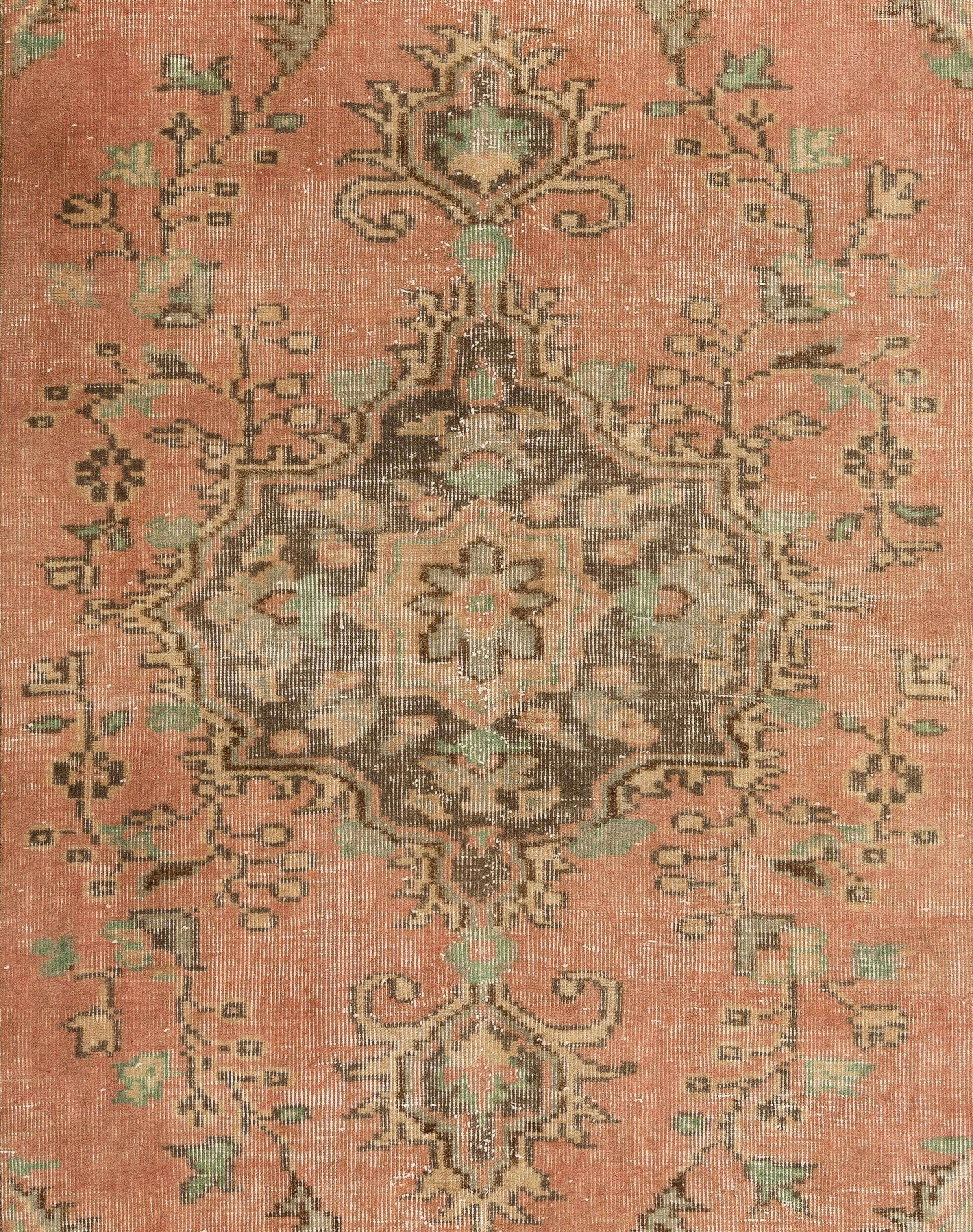 20ième siècle Tapis Oushak médaillon vintage 6x9,4 Ft avec de douces couleurs pêche, vert, sable, marron