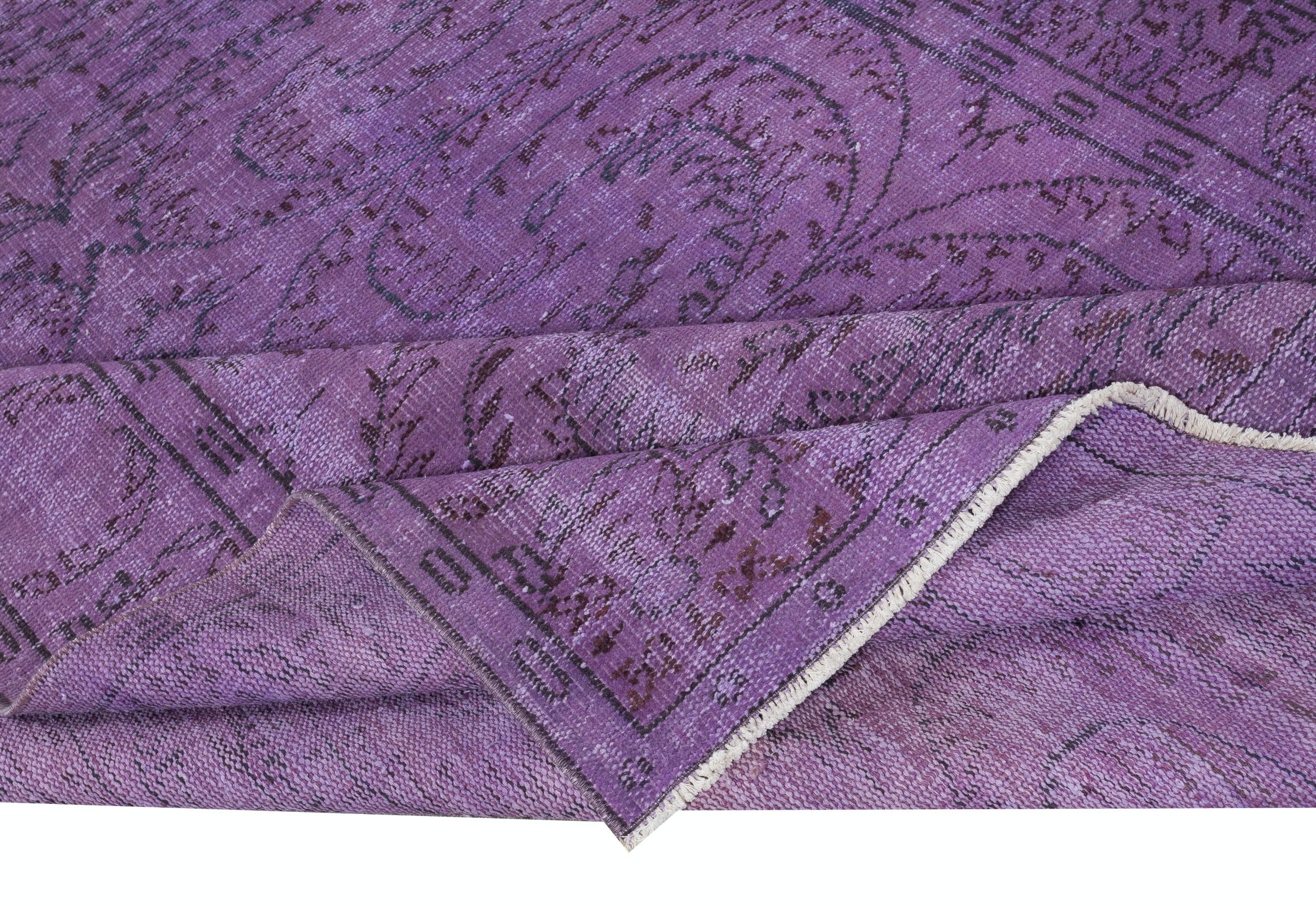 Moderno Tappeto vintage turco 6x9.4 Ft tinto in viola per interni moderni in vendita