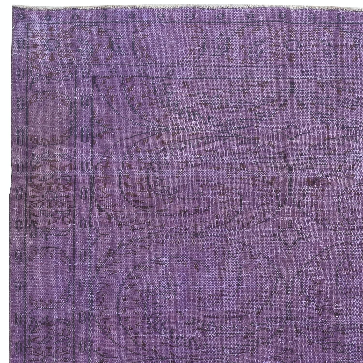 Turco Tappeto vintage turco 6x9.4 Ft tinto in viola per interni moderni in vendita