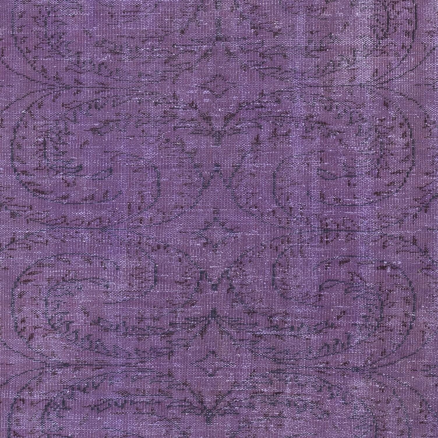 Annodato a mano Tappeto vintage turco 6x9.4 Ft tinto in viola per interni moderni in vendita