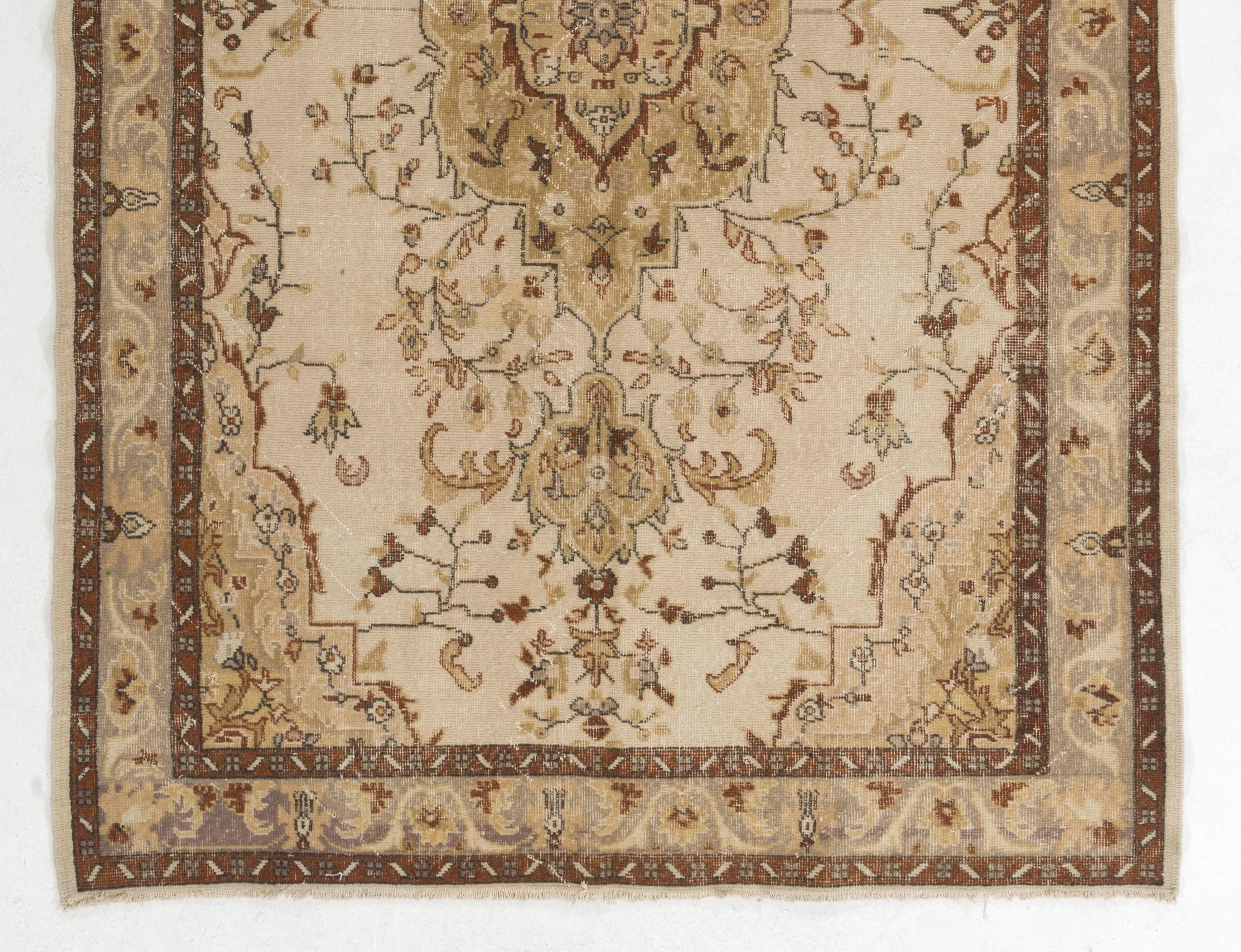 6x9,5 Ft handgefertigter türkischer Vintage-Teppich mit neutraler Farbe, Wollteppich in Beige (Oushak) im Angebot