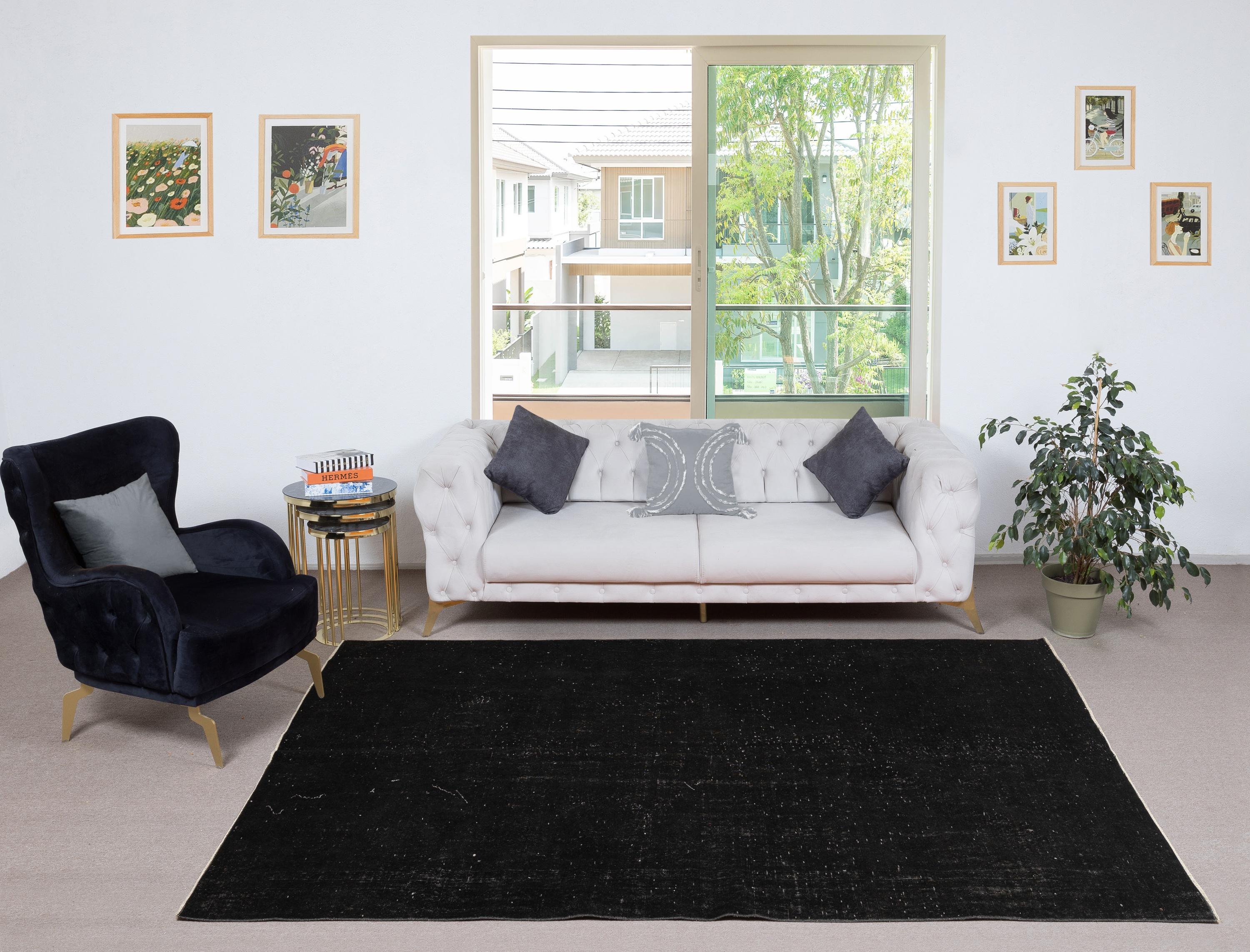 Unsere gefärbten Teppiche sind allesamt handgeknüpfte türkische Vintage-Teppiche, die in unserer Werkstatt sorgfältig restauriert und neu gestaltet wurden, damit sie zu einer breiten Palette von Einrichtungsstilen passen - von modern und