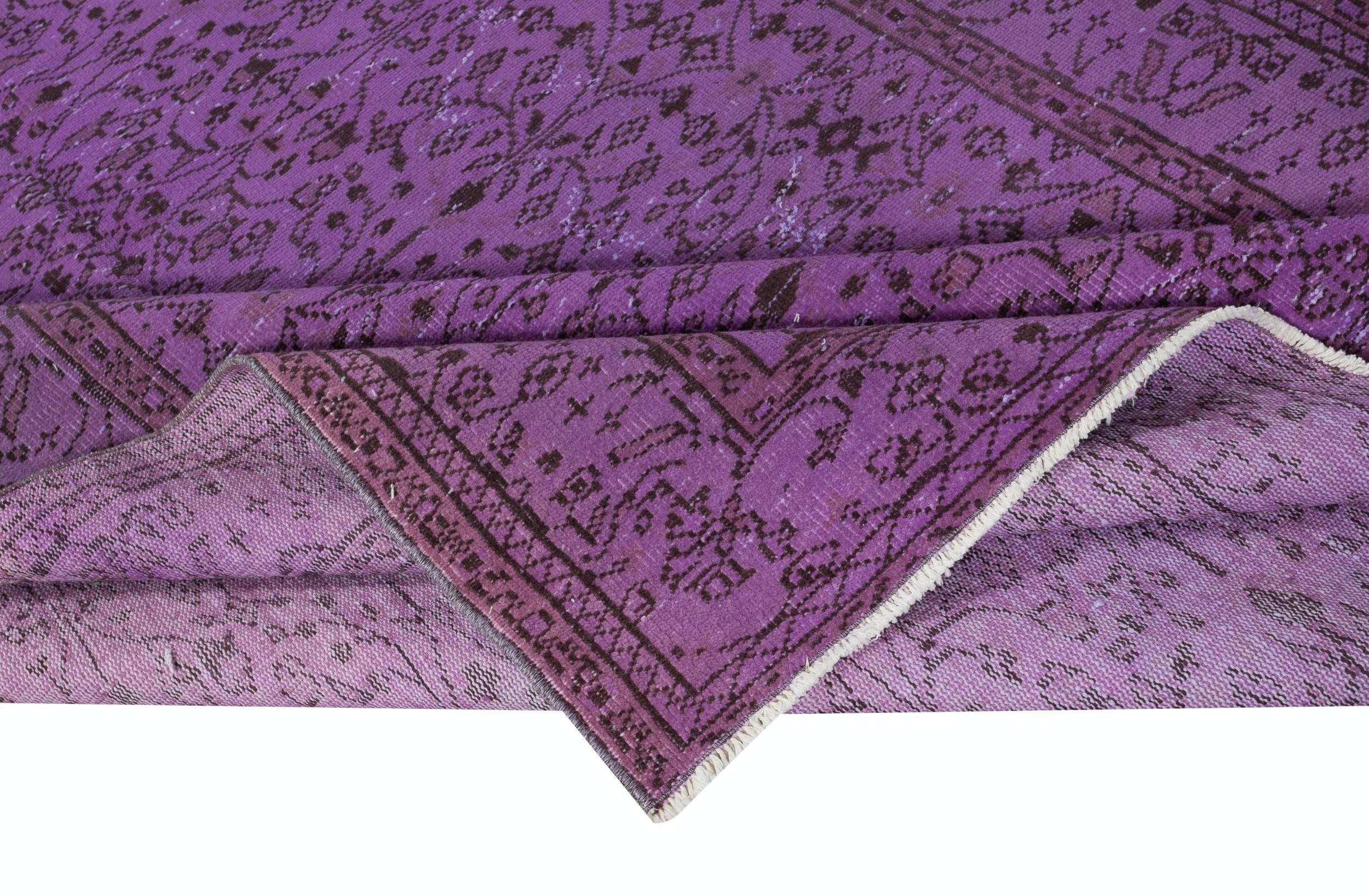 Moderno Tappeto vintage turco 6x9.5 Ft tinto in viola per interni moderni in vendita