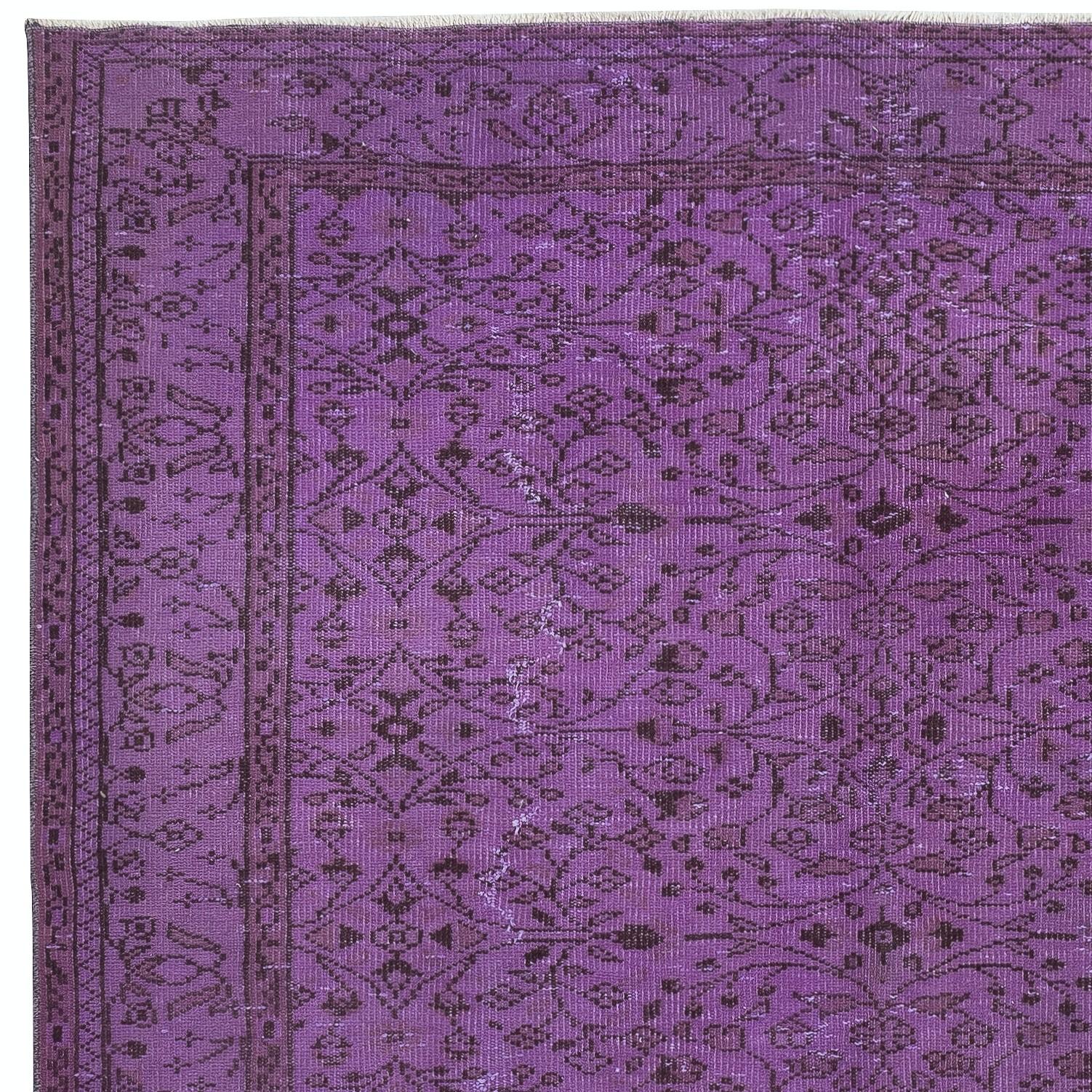 Turco Tappeto vintage turco 6x9.5 Ft tinto in viola per interni moderni in vendita