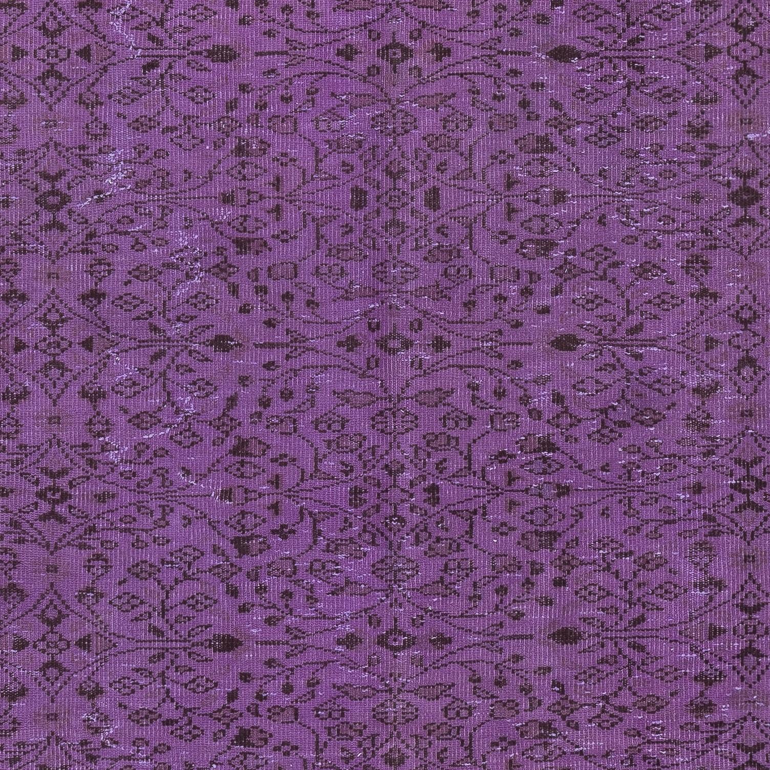 Annodato a mano Tappeto vintage turco 6x9.5 Ft tinto in viola per interni moderni in vendita