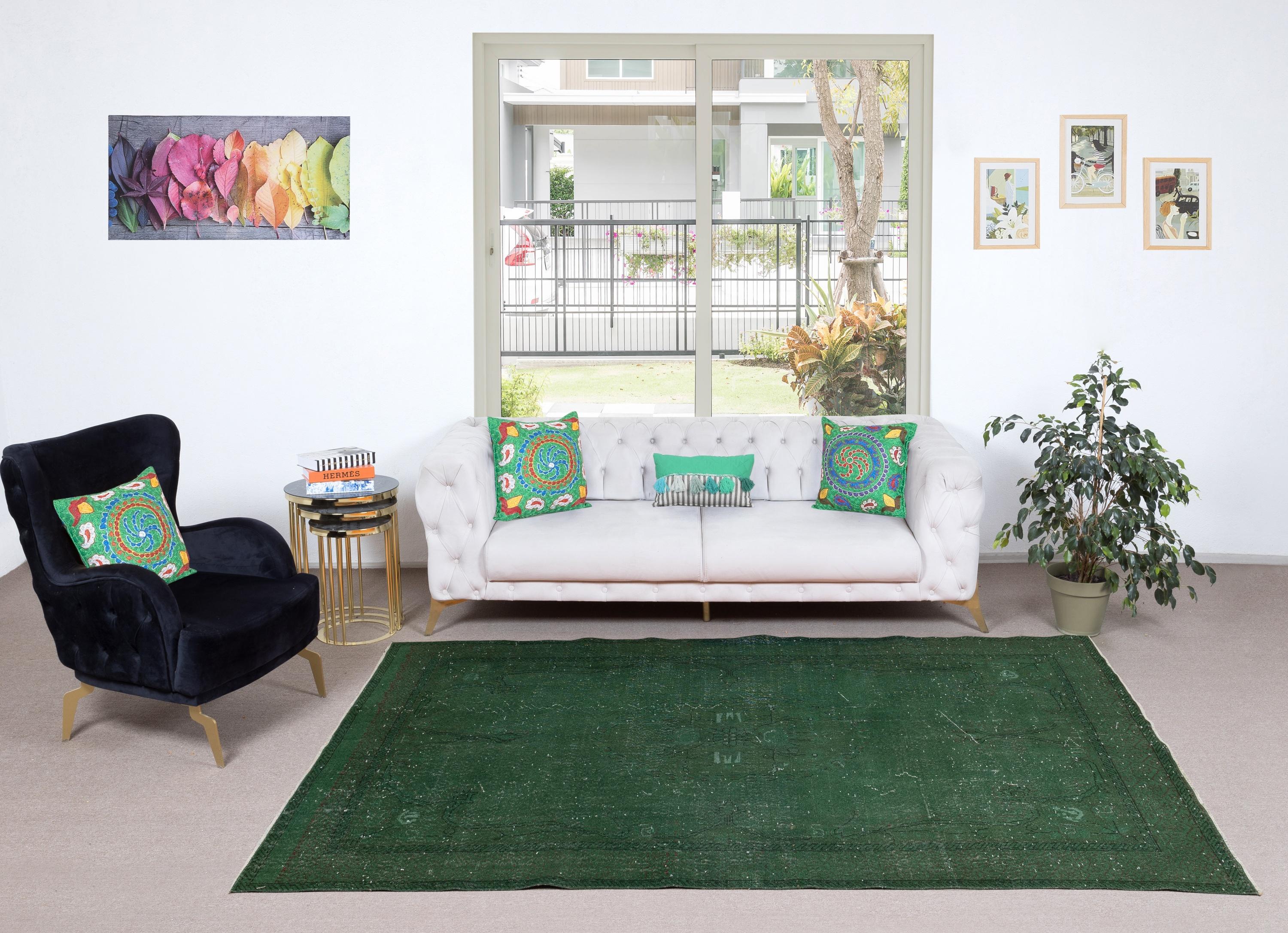 I nostri tappeti sovratinti sono tutti tappeti turchi vintage annodati a mano, accuratamente restaurati e reimmaginati nel nostro laboratorio per adattarsi a un'ampia gamma di stili di arredamento, da quello moderno e minimalista a quello costiero,