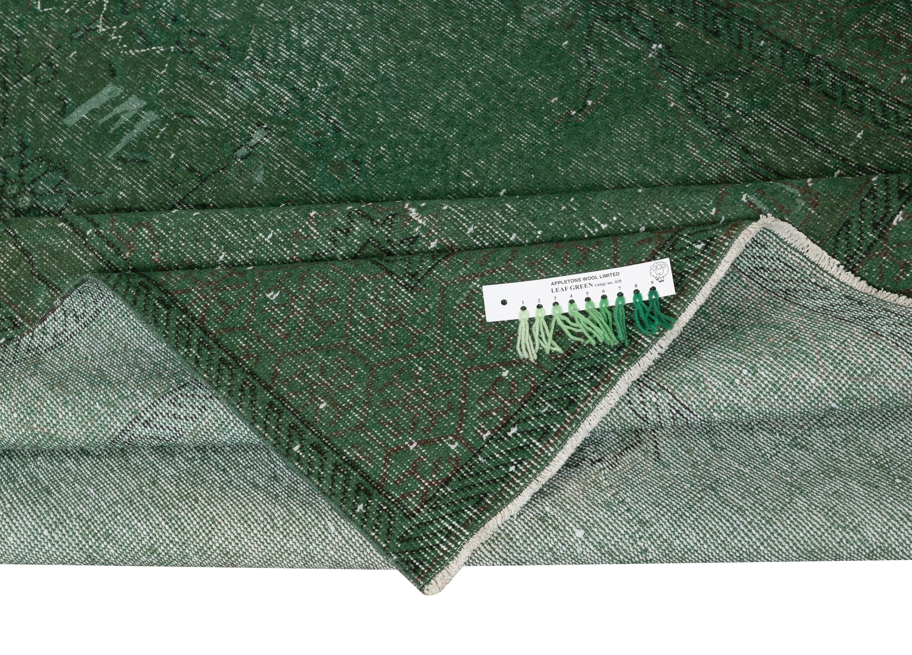 Moderno Tappeto vintage sovratinto verde 6x9.6 Ft per interni moderni. Realizzato a mano in Turchia in vendita