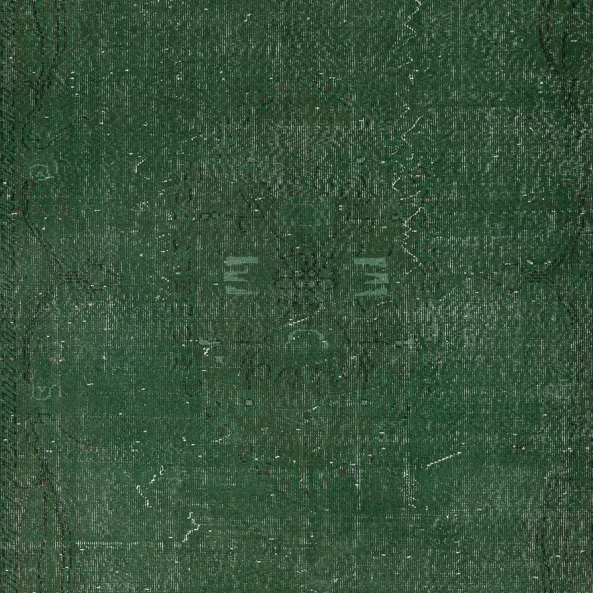 Turco Tappeto vintage sovratinto verde 6x9.6 Ft per interni moderni. Realizzato a mano in Turchia in vendita