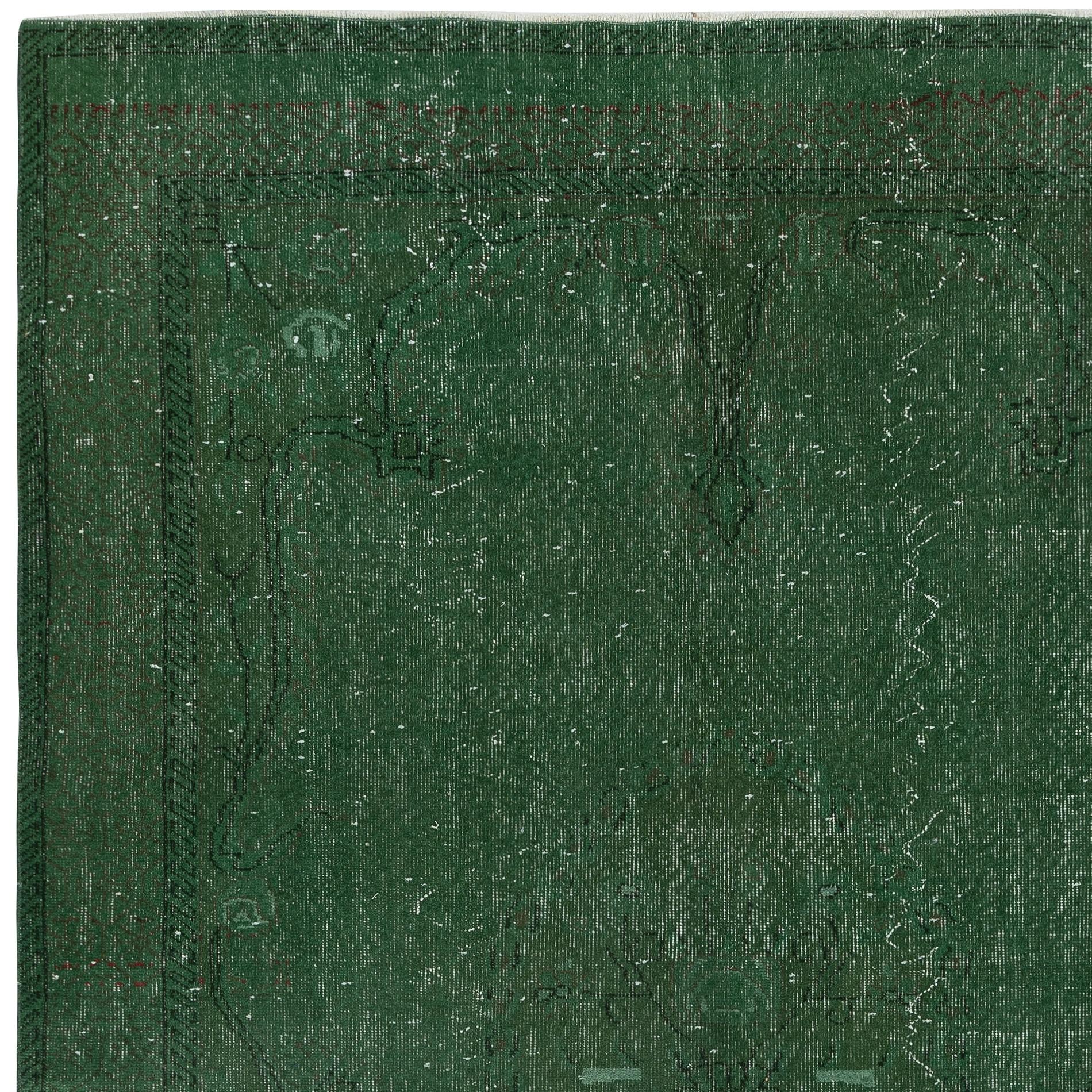 Annodato a mano Tappeto vintage sovratinto verde 6x9.6 Ft per interni moderni. Realizzato a mano in Turchia in vendita