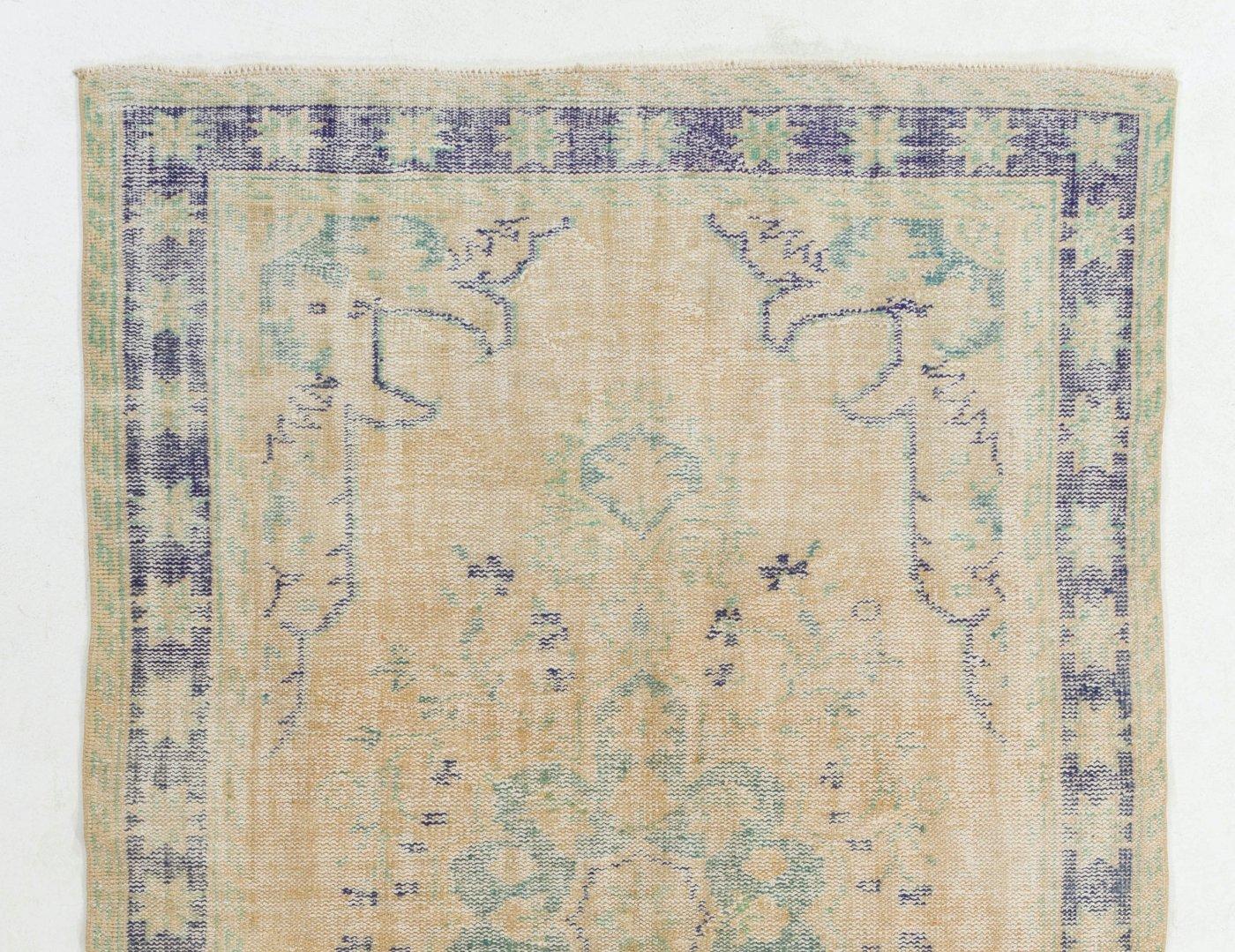 Ein feiner handgeknüpfter türkischer Teppich aus den 1960er Jahren mit chinesischem Art-Déco-Muster. Der Teppich hat einen gleichmäßigen, niedrigen Wollflor auf Baumwollbasis. Es ist schwer und liegt flach auf dem Boden, in sehr gutem Zustand ohne