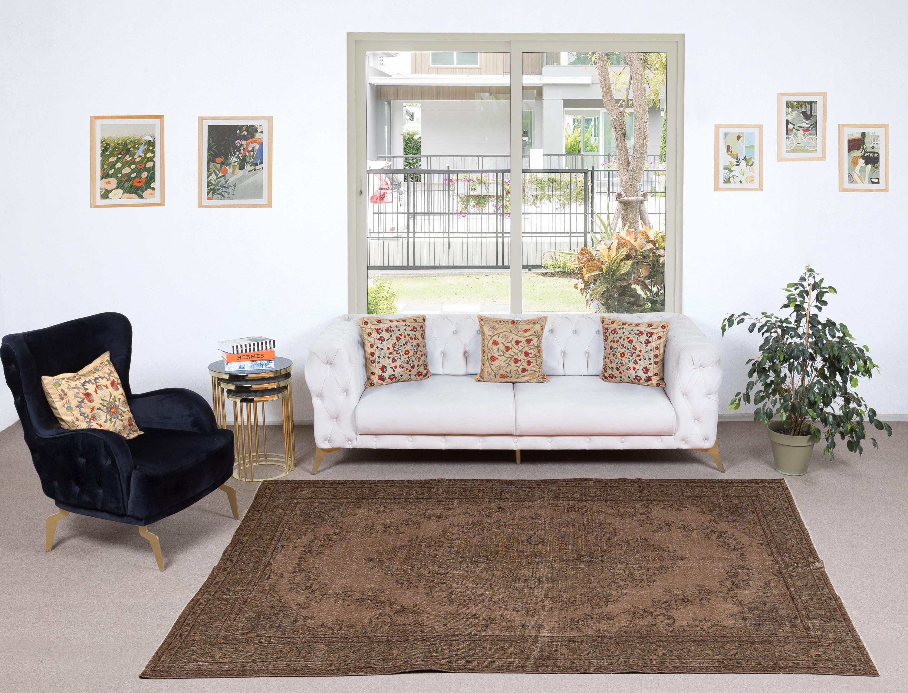 I nostri tappeti sovratinti sono tutti tappeti turchi vintage annodati a mano, accuratamente restaurati e reimmaginati nel nostro laboratorio per adattarsi a un'ampia gamma di stili di arredamento, da quello moderno e minimalista a quello costiero,