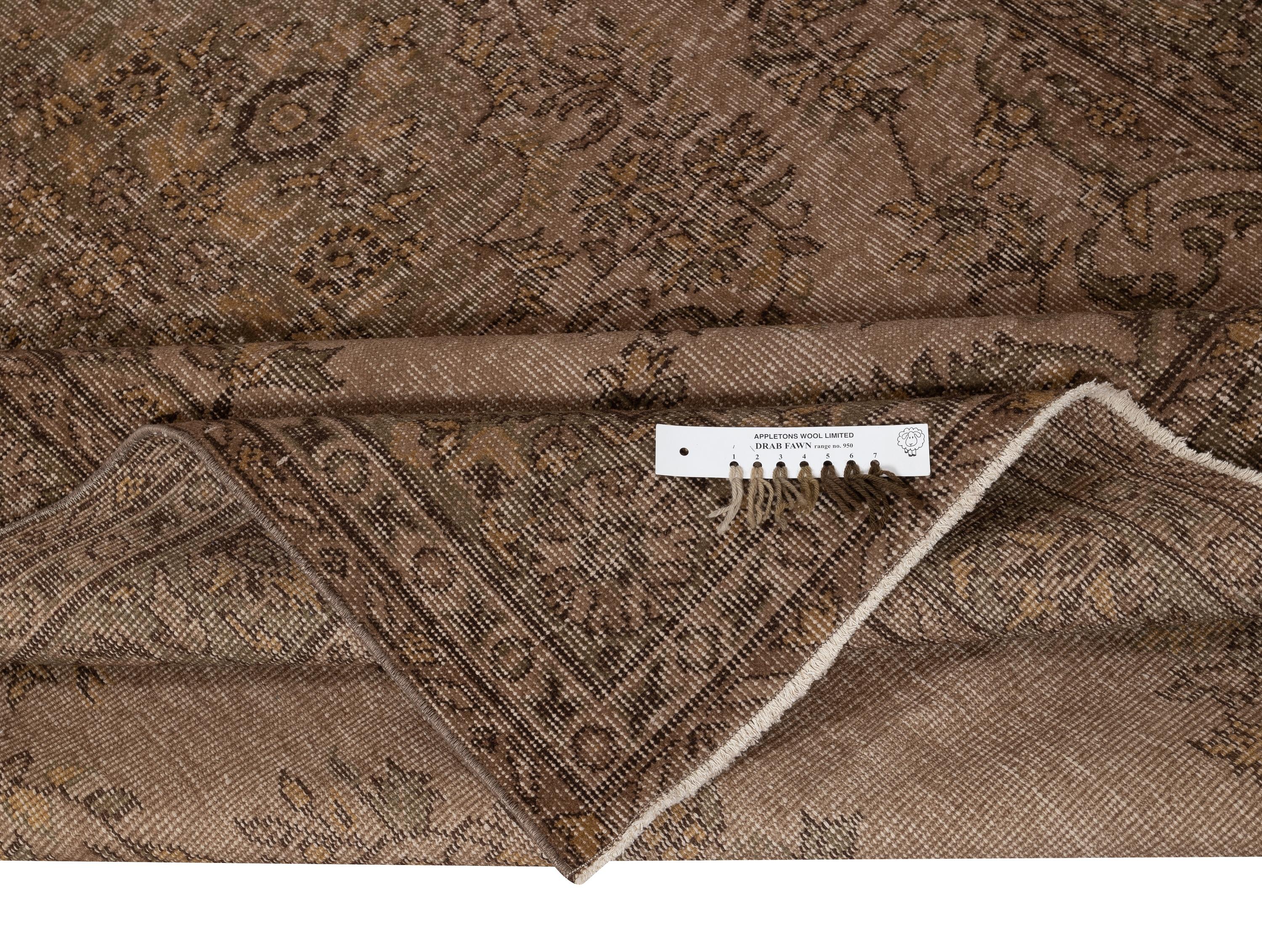 Moderno Tappeto Vintage Turco 6x9.6 Ft annodato a mano e sovratinto in marrone per interni moderni in vendita