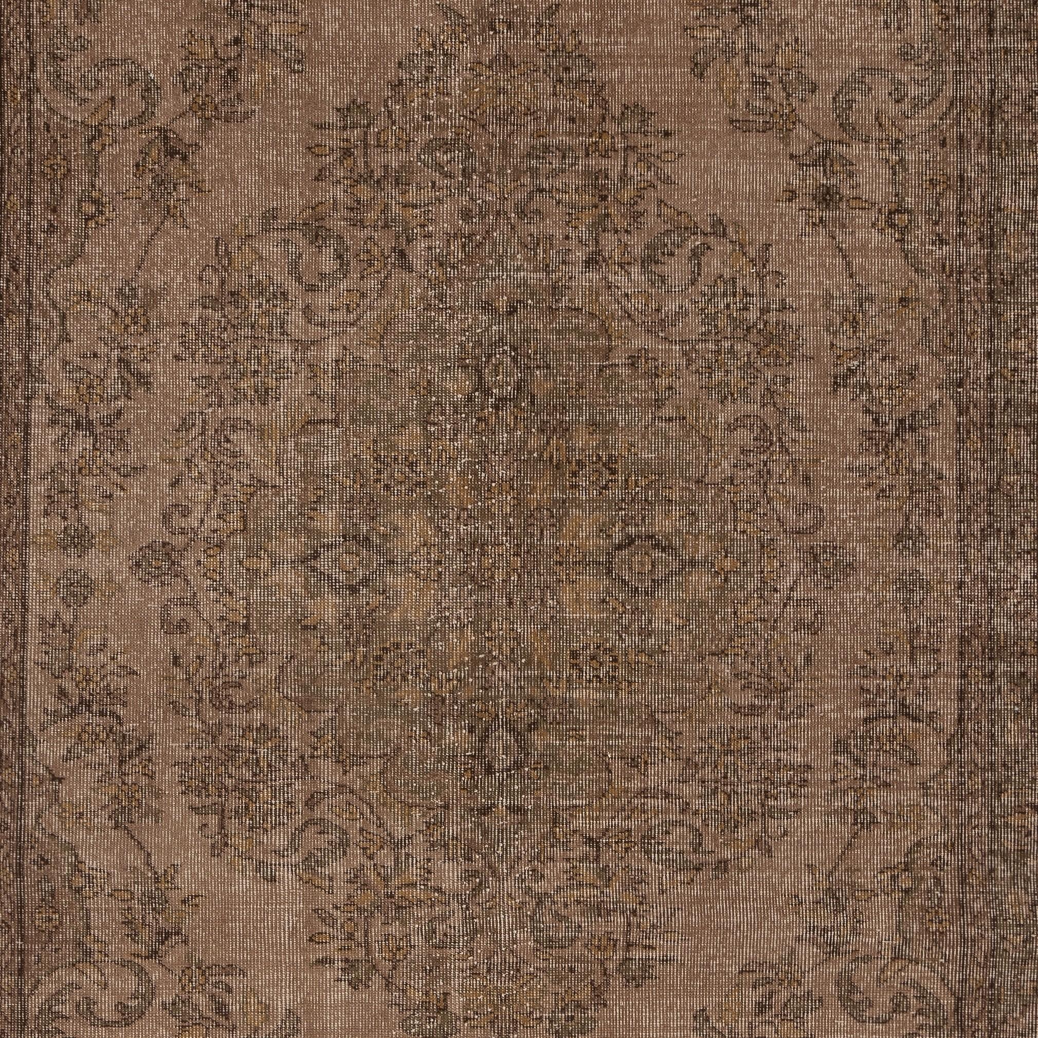 Annodato a mano Tappeto Vintage Turco 6x9.6 Ft annodato a mano e sovratinto in marrone per interni moderni in vendita