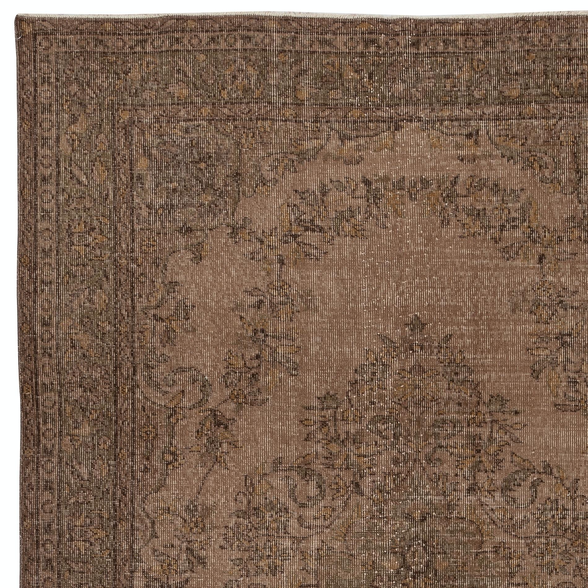 Tappeto Vintage Turco 6x9.6 Ft annodato a mano e sovratinto in marrone per interni moderni In condizioni buone in vendita a Spring Valley, NY