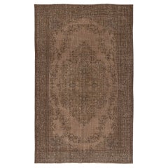 Tappeto Vintage Turco 6x9.6 Ft annodato a mano e sovratinto in marrone per interni moderni