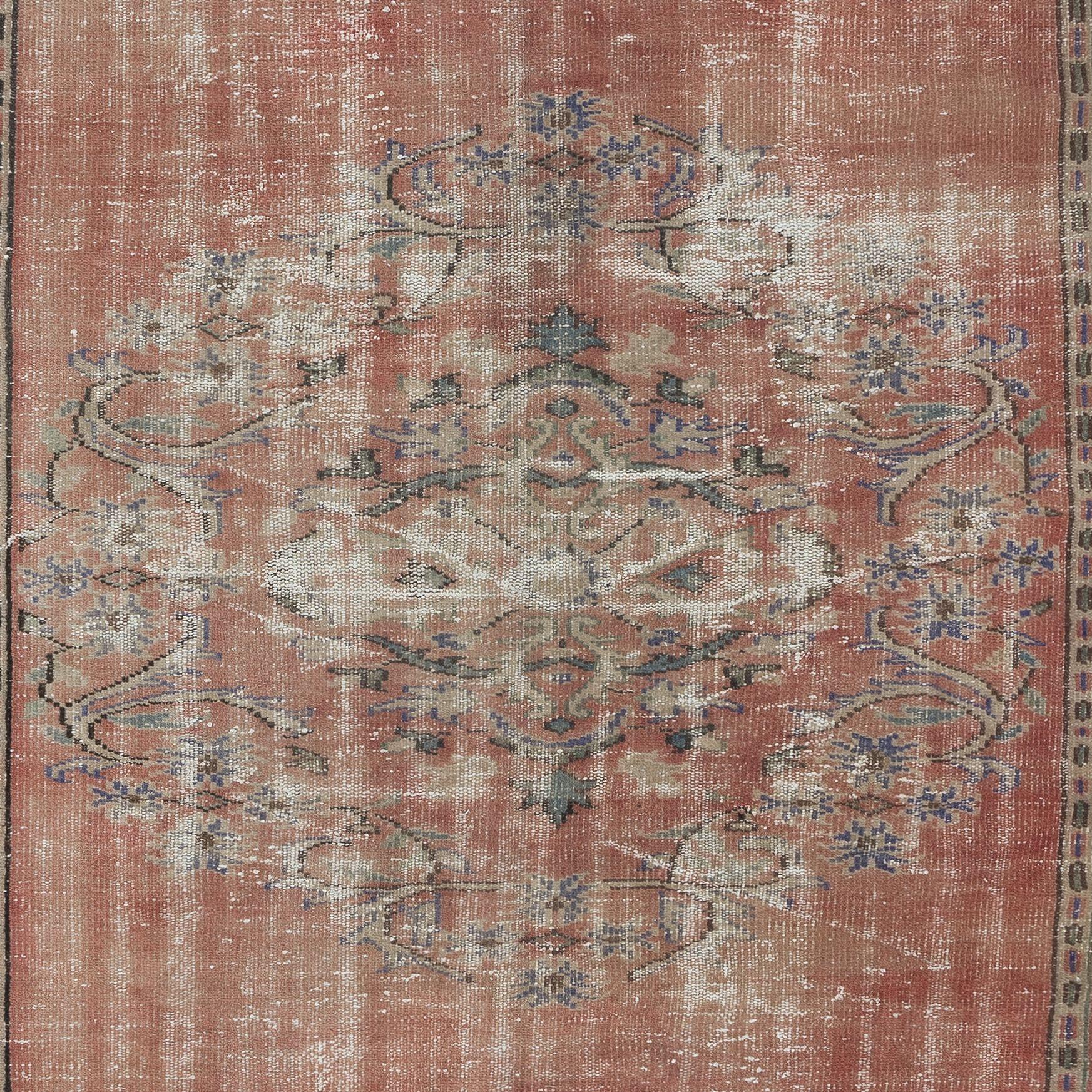 6x9.6 Ft Einzigartiger Vintage Village-Teppich, ca. 1960, handgefertigter türkischer Stammeskunst-Teppich im Zustand „Gut“ im Angebot in Philadelphia, PA