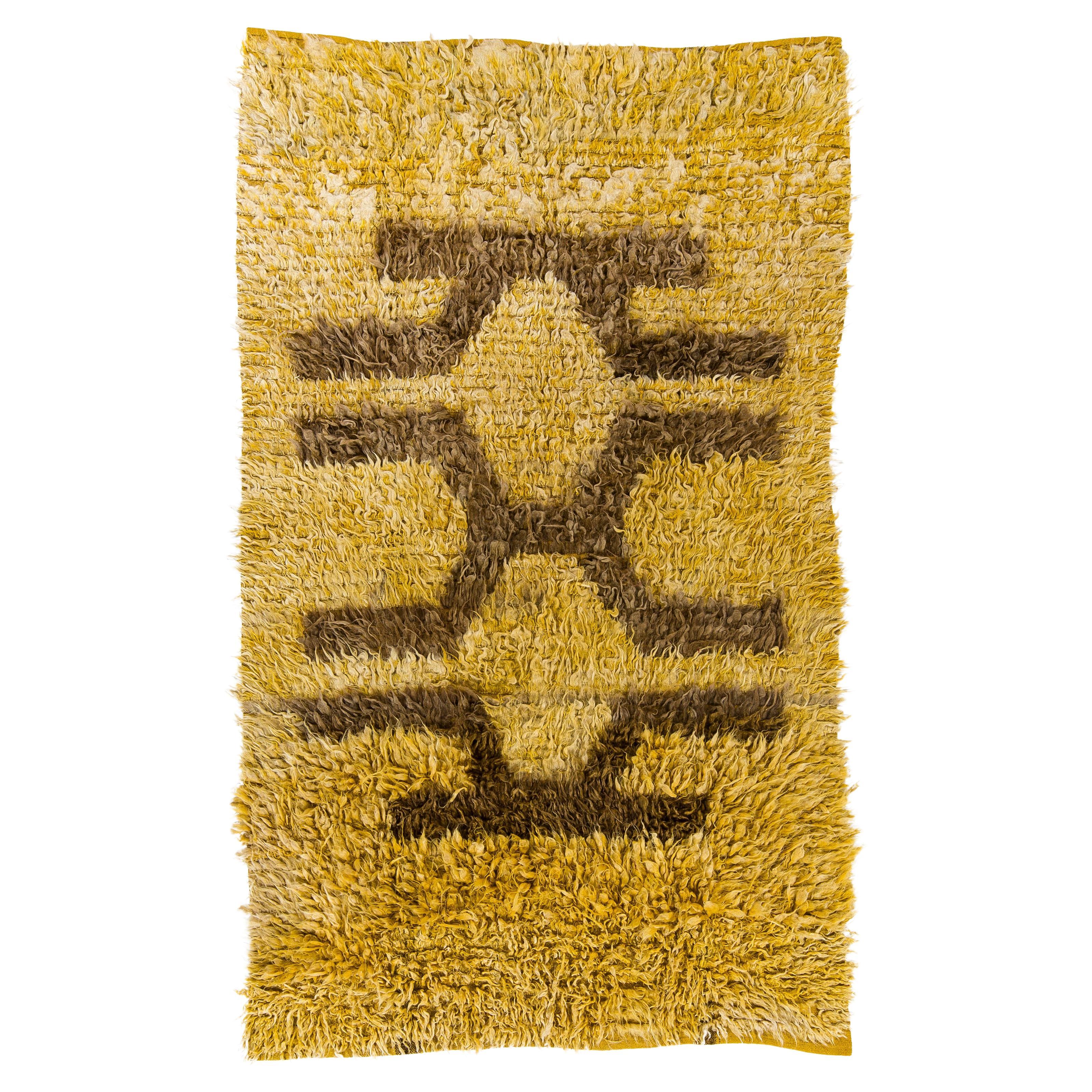Tapis anatolien "Tulu" en laine mohair à poils longs vintage en jaune safran de 6 x 9,6 m