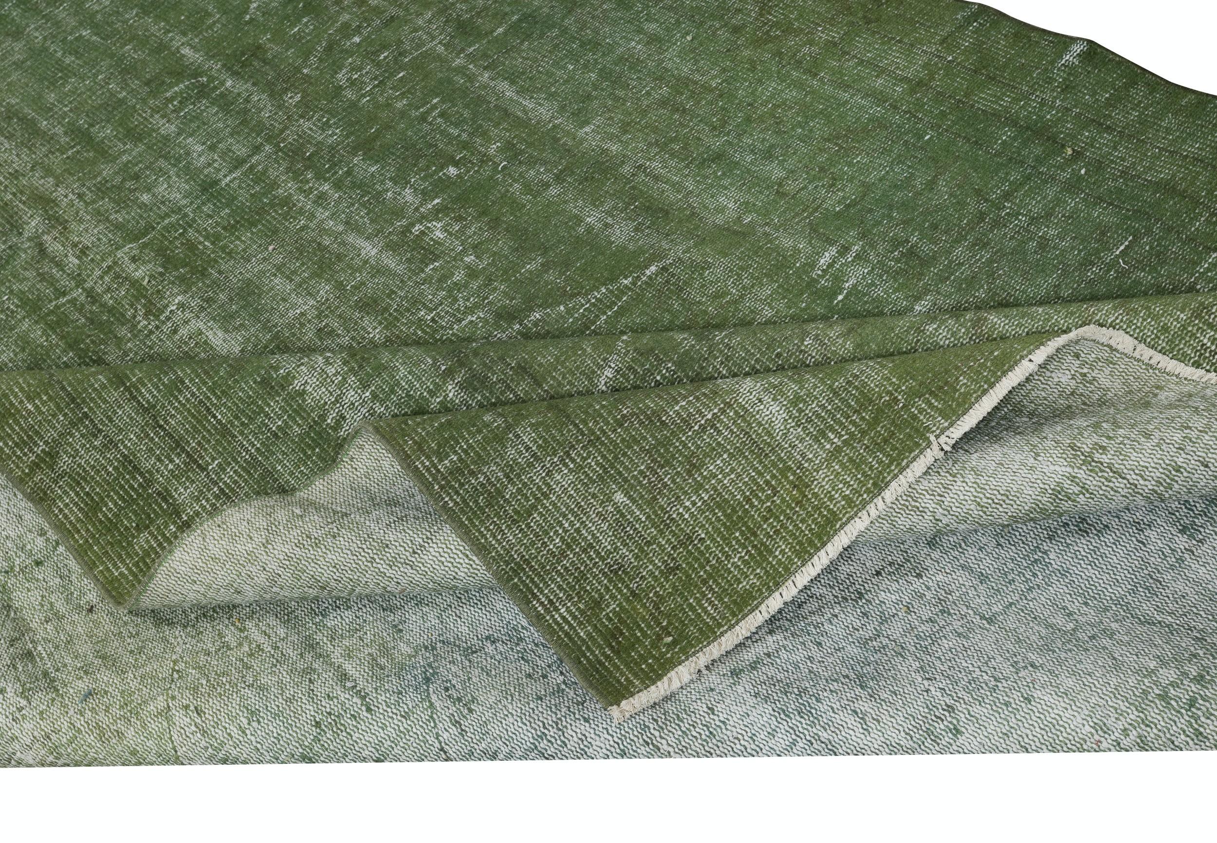 Moderno Tappeto vintage turco 6x9.6 Ft tinto in verde per interni moderni in vendita