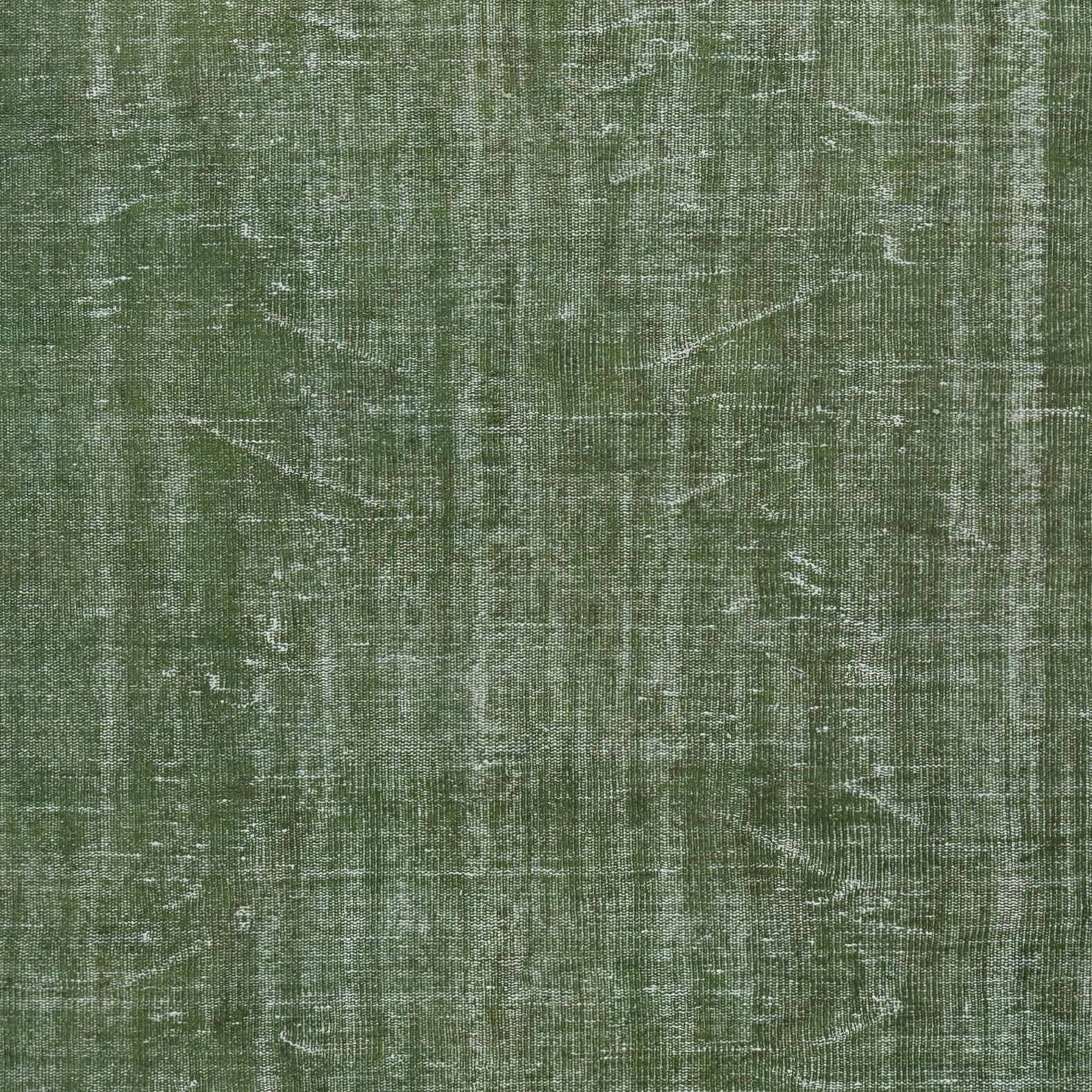 Annodato a mano Tappeto vintage turco 6x9.6 Ft tinto in verde per interni moderni in vendita