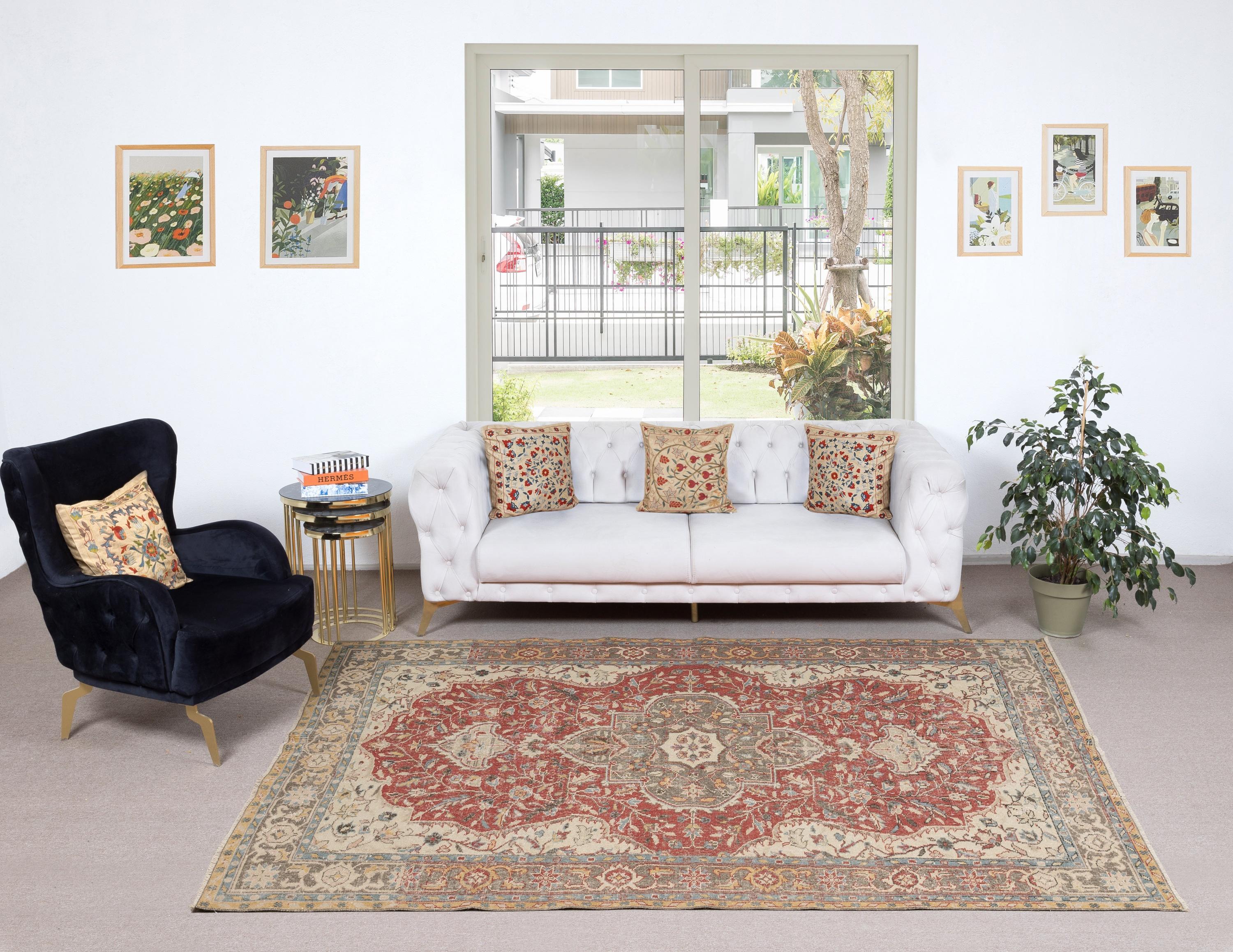 Verleihen Sie Ihrem Zuhause die zeitlose Schönheit dieses traditionellen, handgefertigten türkischen Teppichs im Vintage-Stil. Er ist ein handgeknüpftes Meisterwerk aus einer luxuriösen Mischung aus Wolle und Baumwolle. Dieser Teppich wird von