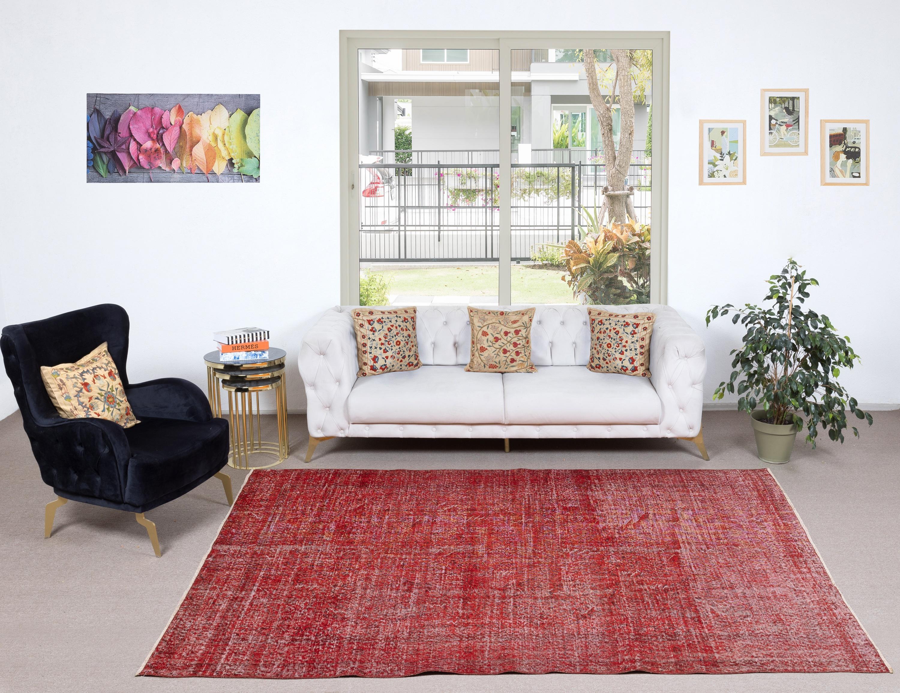 Unsere gefärbten Teppiche sind allesamt handgeknüpfte türkische Vintage-Teppiche, die in unserer Werkstatt sorgfältig restauriert und neu gestaltet wurden, damit sie zu einer breiten Palette von Einrichtungsstilen passen - von modern und