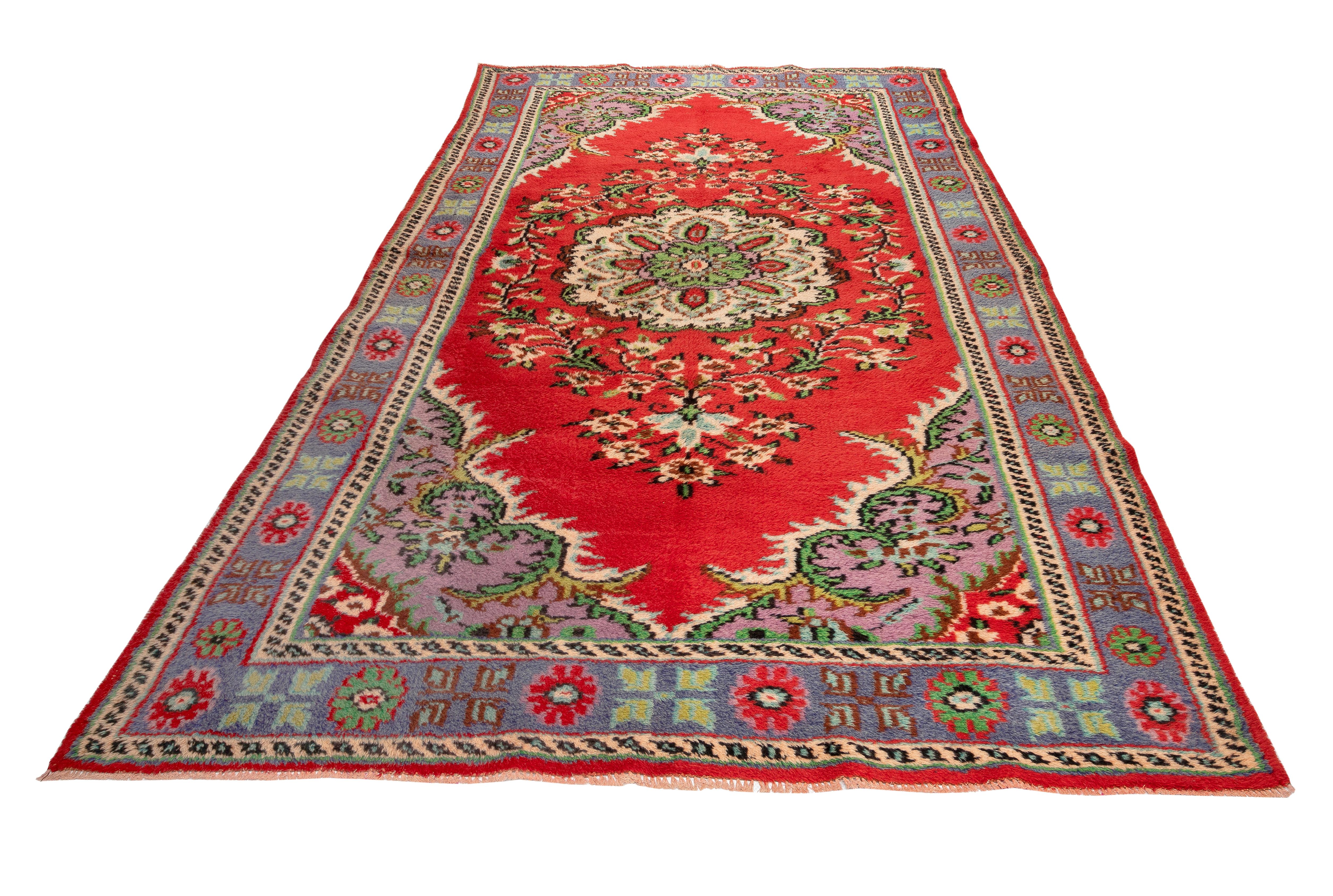 6x9.7 Ft handgefertigter türkischer Teppich aus der Mitte des 20. Jahrhunderts mit floralem Medaillon-Design (Moderne der Mitte des Jahrhunderts) im Angebot