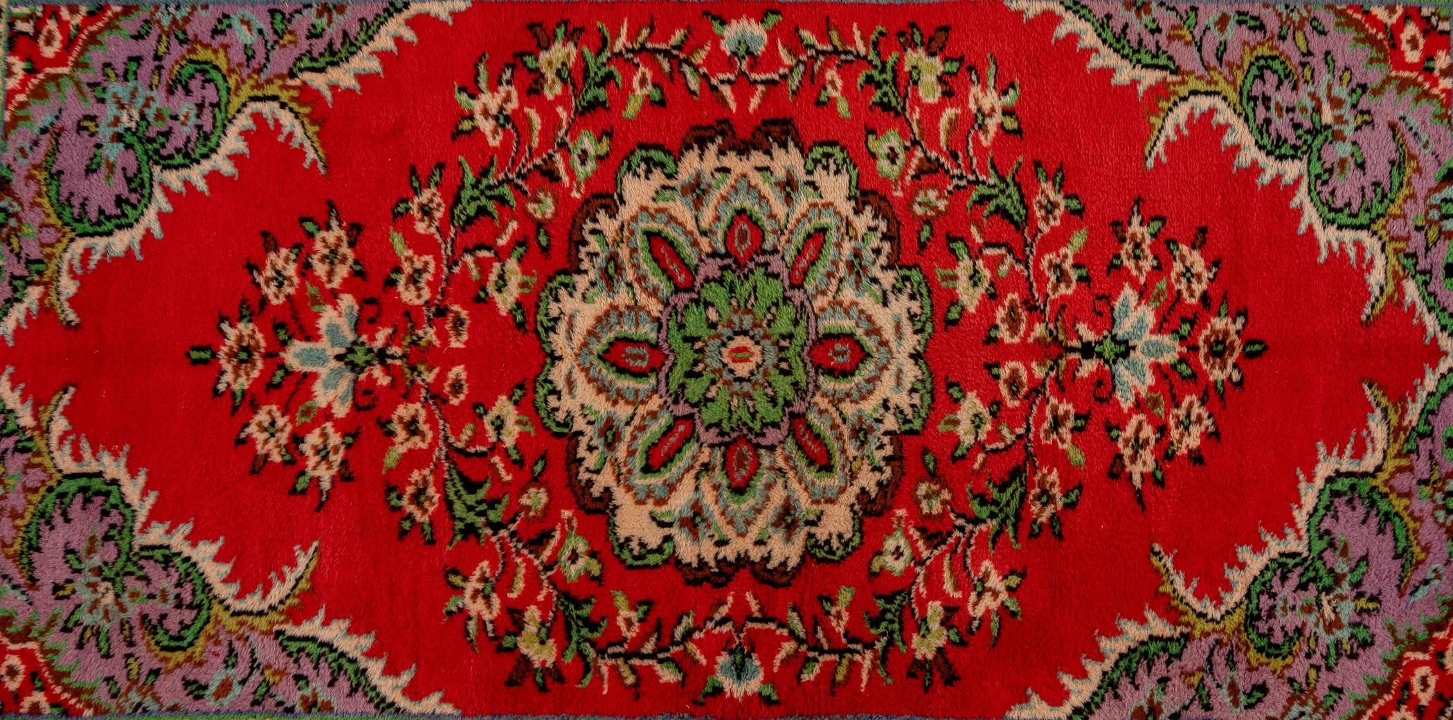 6x9.7 Ft Mid-20th Century Handmade Turkish Area Rug with Floral Medallion Design In Good Condition For Sale In Philadelphia, PA