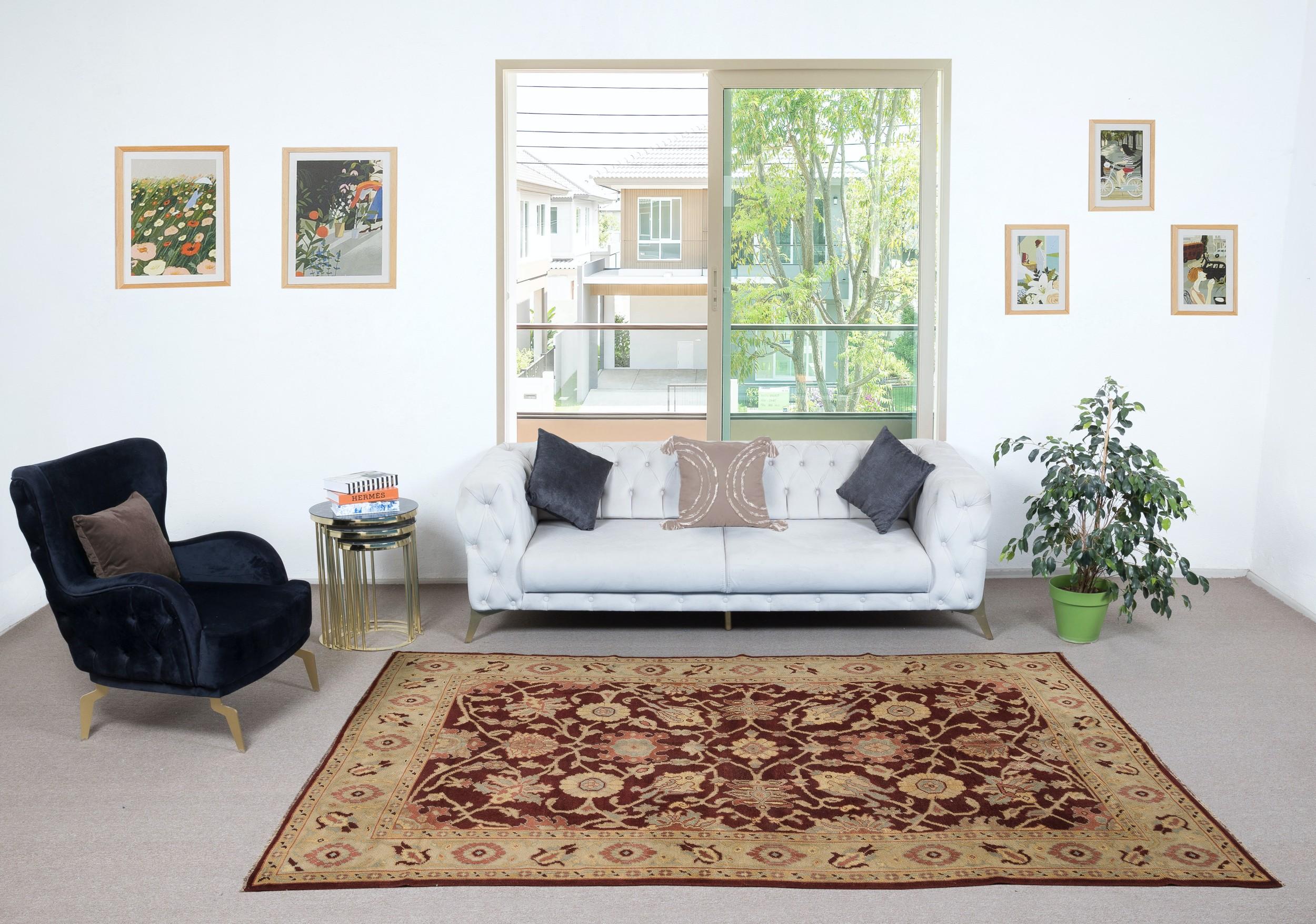 Verleihen Sie Ihrem Zuhause einen Hauch zeitloser Eleganz mit diesem traditionellen, handgeknüpften türkischen Teppich im Vintage-Stil, der aus 100 % hochwertiger Wolle gefertigt ist. Dieses exquisite Stück fängt die Essenz der traditionellen