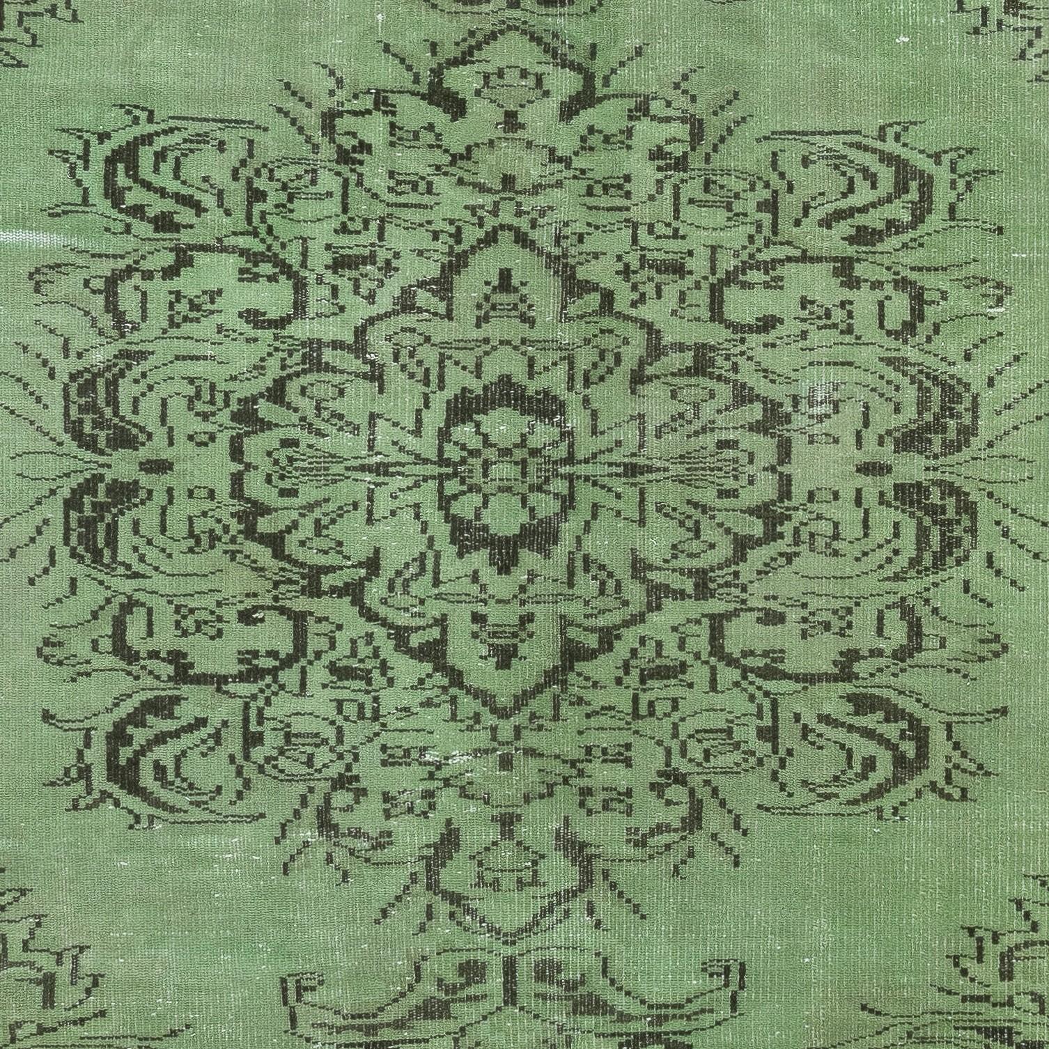 Annodato a mano Tappeto vintage turco 6x9.7 Ft tinto in verde per interni moderni in vendita