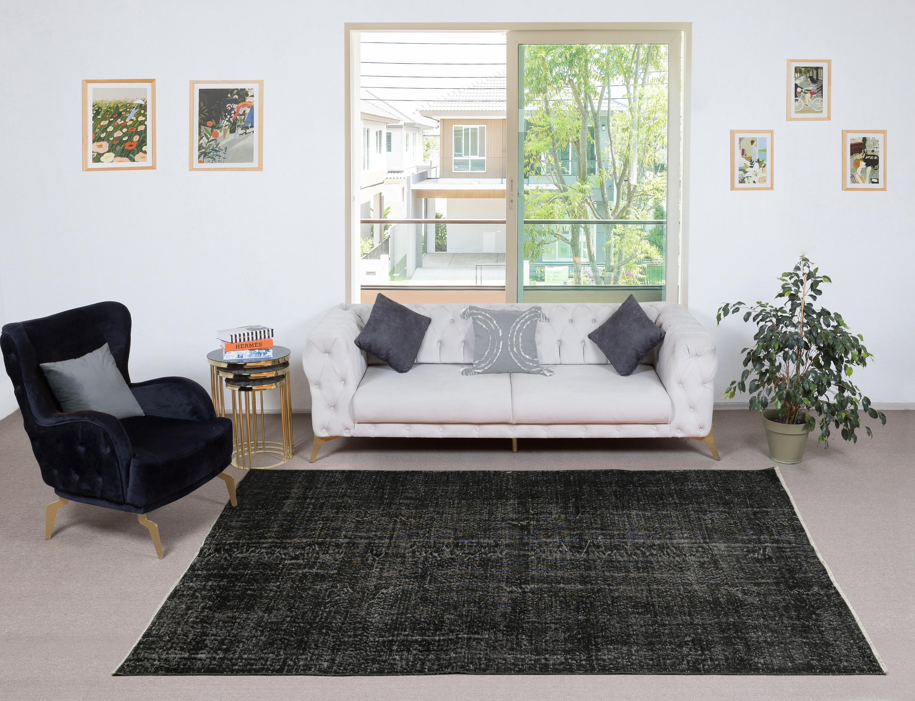 Unsere gefärbten Teppiche sind allesamt handgeknüpfte türkische Vintage-Teppiche, die in unserer Werkstatt sorgfältig restauriert und neu gestaltet wurden, damit sie zu einer breiten Palette von Einrichtungsstilen passen - von modern und