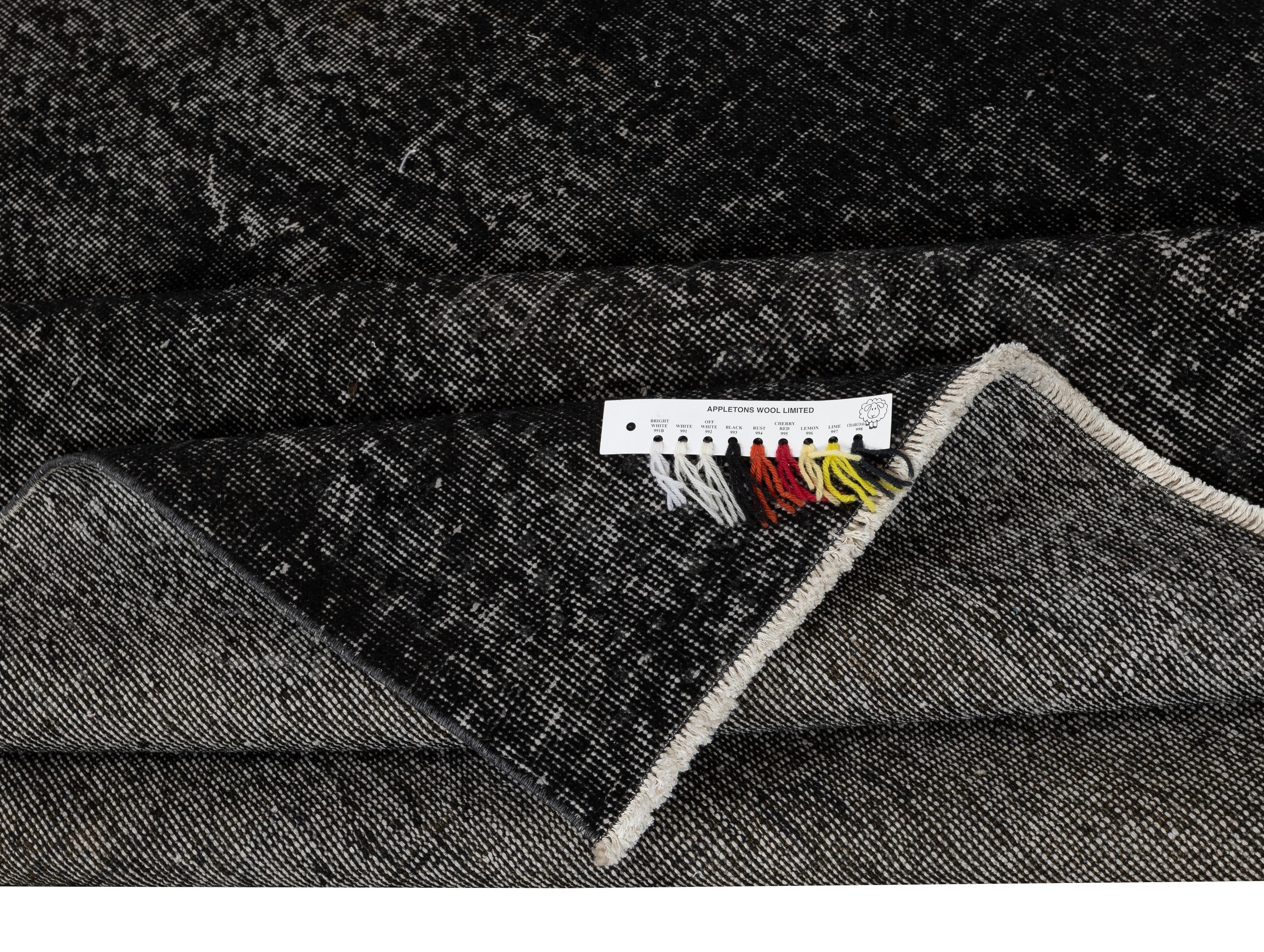 6x9.8 Ft Schwarzer türkischer Teppich für das Schlafzimmer. Handgefertigter Vintage-Teppich für das Wohnzimmer (Moderne) im Angebot