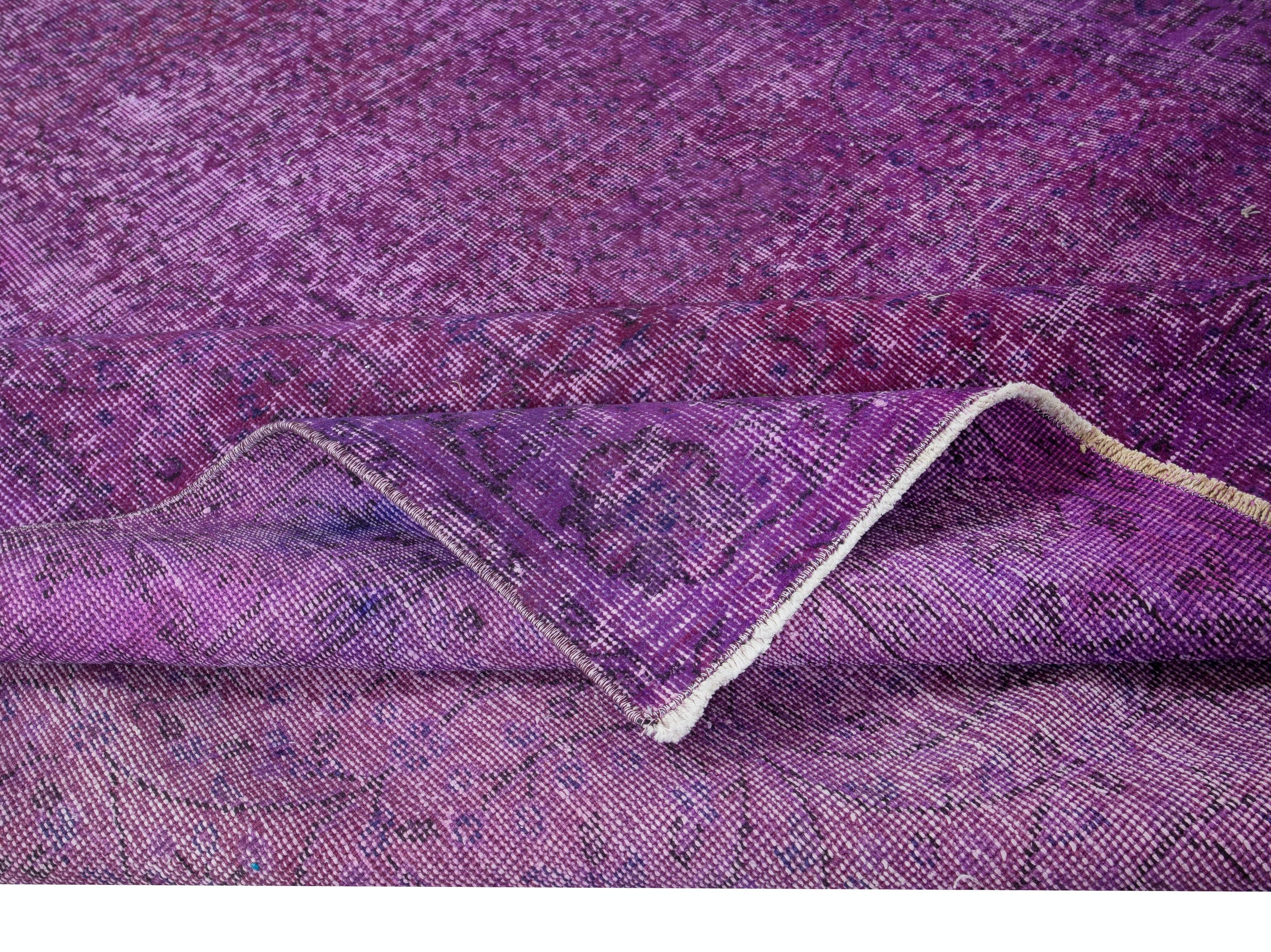 Moderno Tappeto da esterno per interni 6x9.8 Ft viola fatto a mano. Tappeto in lana vintage in stile bohémien in vendita
