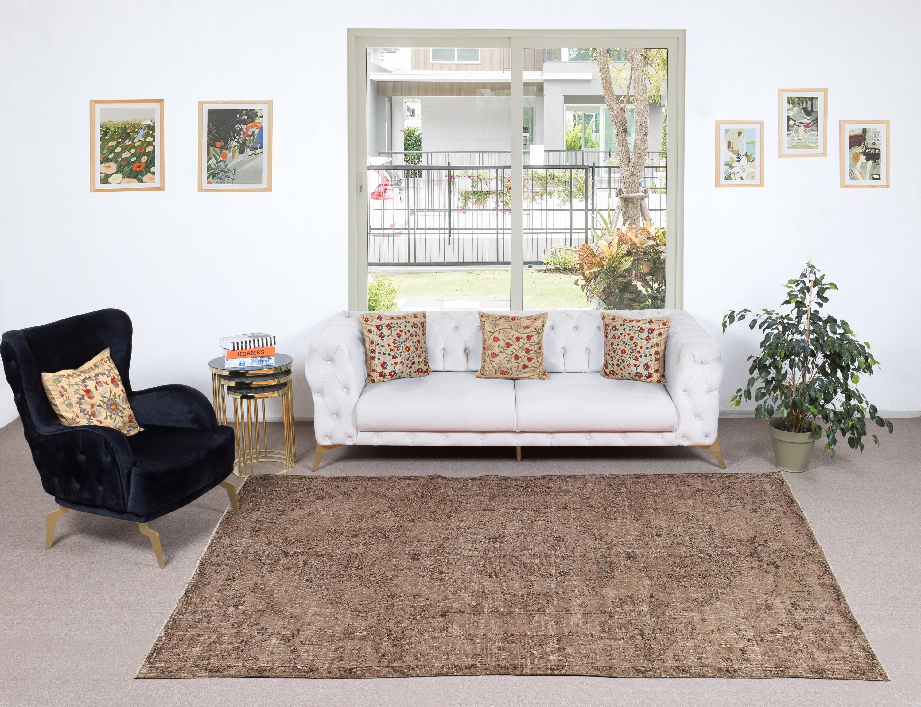 I nostri tappeti sovratinti sono tutti tappeti turchi vintage annodati a mano, accuratamente restaurati e reimmaginati nel nostro laboratorio per adattarsi a un'ampia gamma di stili di arredamento, da quello moderno e minimalista a quello costiero,