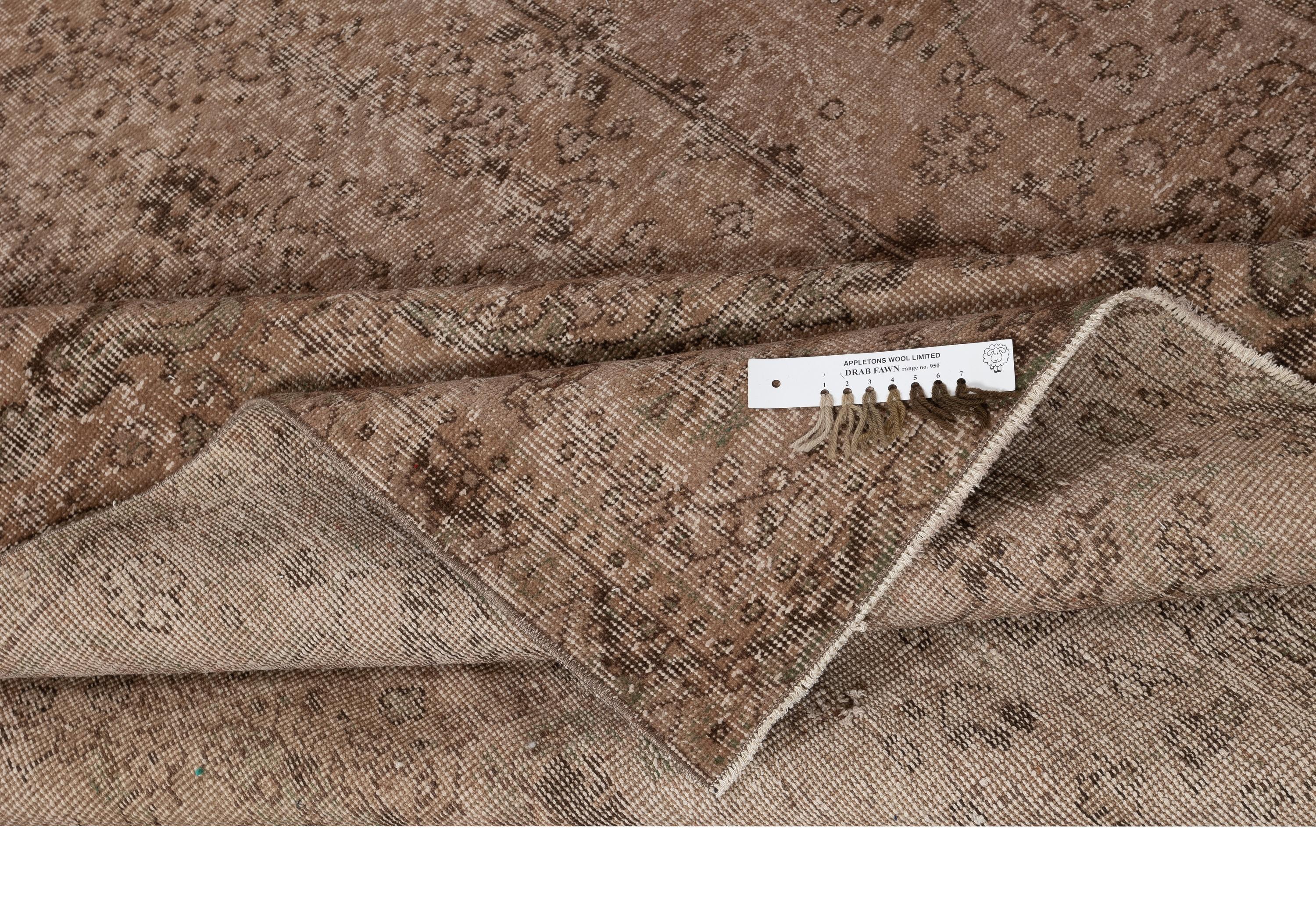 Moderno Tappeto Vintage 6x9.8 Ft Sovratinto in Marrone per Interni Moderni. Realizzato a mano in Turchia in vendita