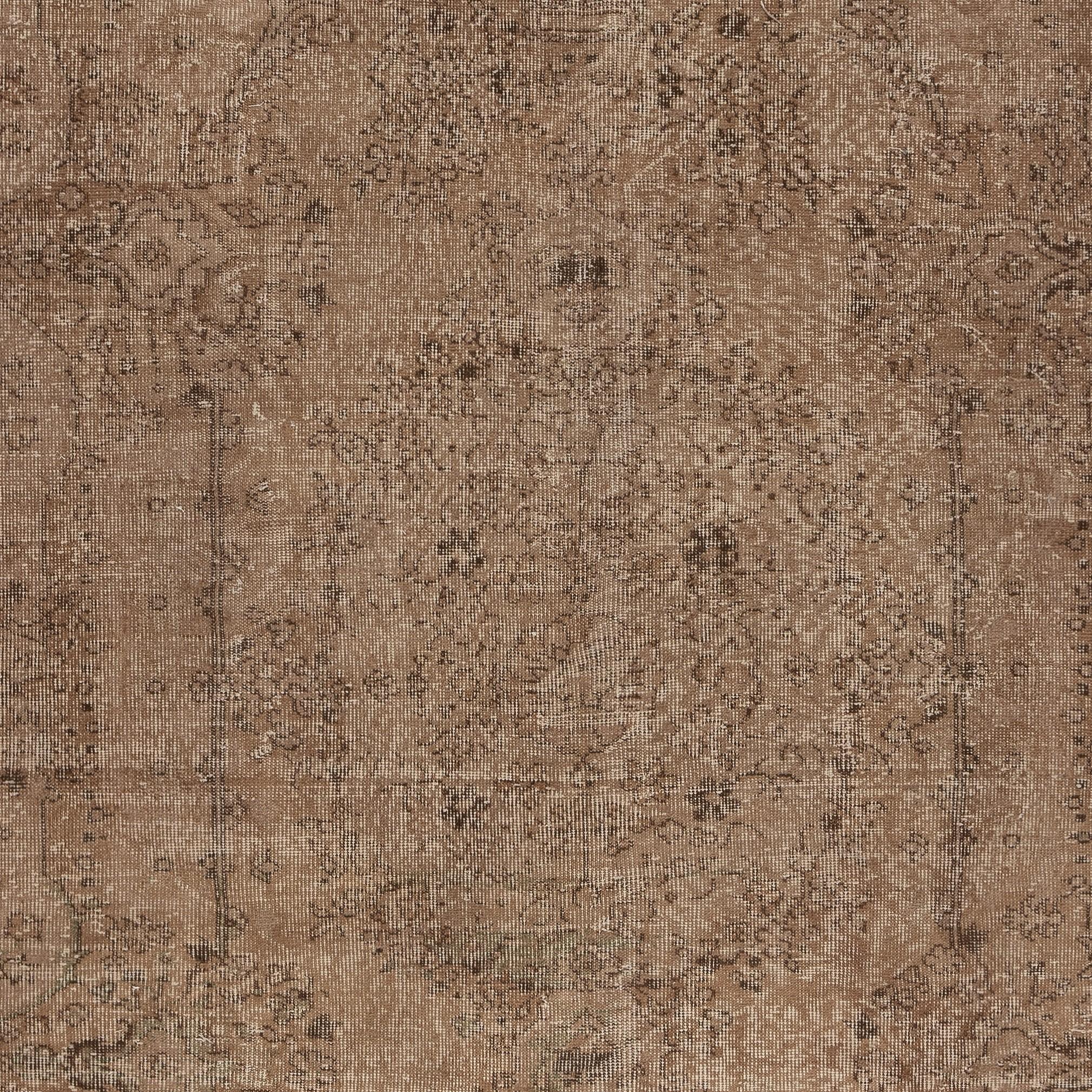 Turco Tappeto Vintage 6x9.8 Ft Sovratinto in Marrone per Interni Moderni. Realizzato a mano in Turchia in vendita