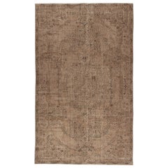 Tappeto Vintage 6x9.8 Ft Sovratinto in Marrone per Interni Moderni. Realizzato a mano in Turchia