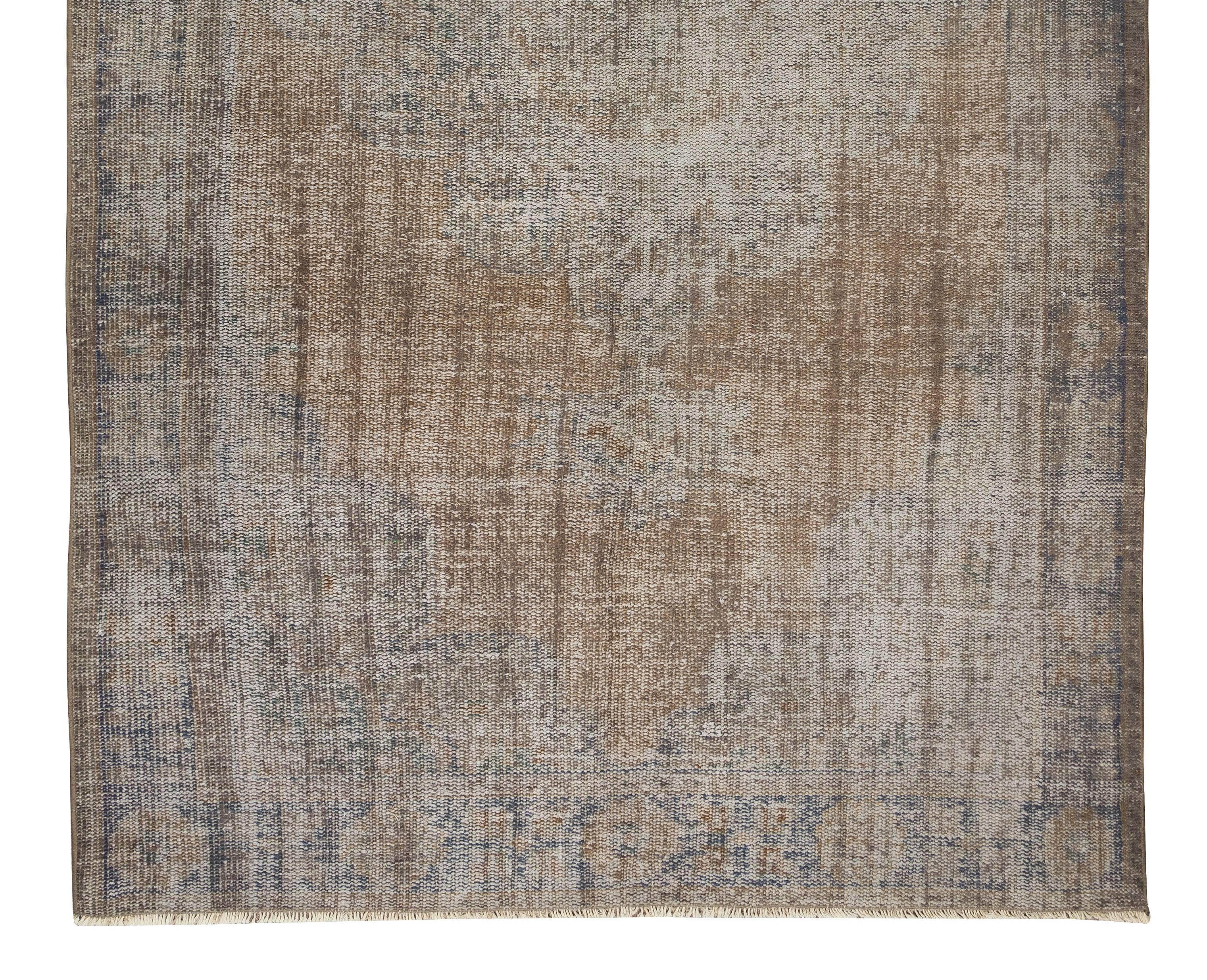 6x10 Ft Vintage Area Rug in Gray for Modern Interiors, Handmade in Turkey In Good Condition In Philadelphia, PA